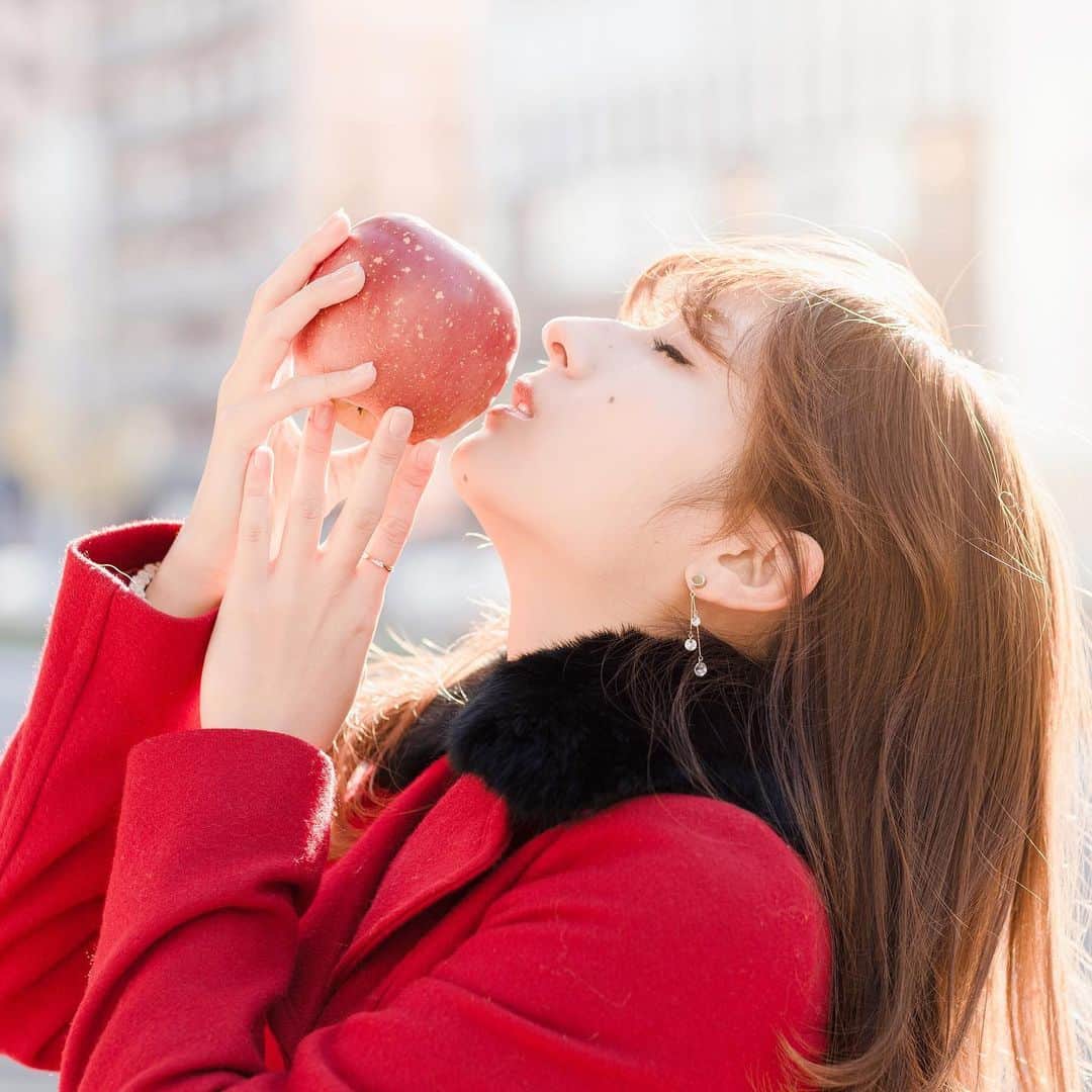 岡田彩花のインスタグラム：「. 「 りんご と 一人の少女。」  #新しいプロフィール画像 #りんご #apple  photo by : @chihiro_fujimophoto  ----------  むかしからりんごモチーフのものが好きで、  見かける度に買ってて、、  ねこ×りんご とかもう最高！  すぐ買っちゃうね← . . 絵を描くにしてもデザインを描くにしても。りんごはモチーフとしてとり入れがち。  そのときはりんご単体か、少女×りんご。  これが本当に好きで好きで。美しいなって思っている。 . . 生命力を感じるよね。  フォルムも美しいし、赤っていう色も好き。 . . そして実は「」内の文は、自分のホームページを作ってたときにつけてたタイトルなんだよね笑  懐かしいなぁ。  どこまでりんごが好きなんだって話な笑 . . . #ポートレート #写真集 #あやかんぬの軌跡 #あやかんぬ写真集 #何気ない瞬間を残したい #何気ない日常 #日常に魔法をかけて #透明感のある世界 #存在感のある世界 #生命力 #生きる写真 #生きる #希望 #jp_portrait部 #jp_mood #関西写真部share #キス #食べることは生きること #色気 #portrait #japanesegirl #kiss #beautifullife  #岡田彩花 #あやかんぬ #ayakaokada #女優」