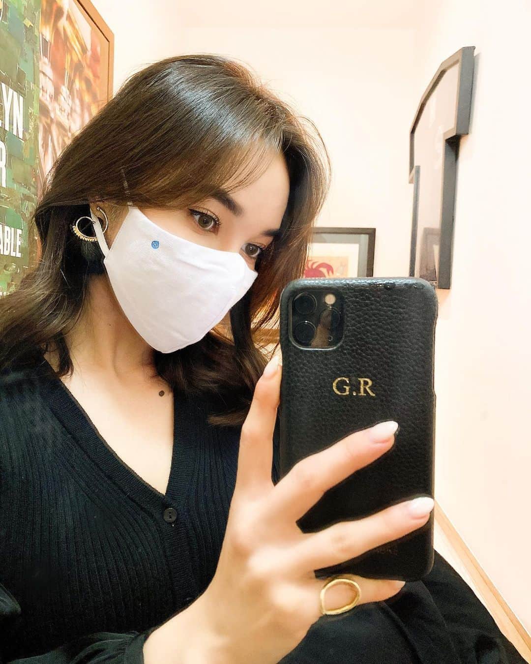 のインスタグラム：「マスク生活が続きますね 今年はいろんなマスクを使いましたけど、 長時間使うとお肌が荒れたり、厚すぎて苦しくなる など、色々ありました！🥲  最近よく使ってるのは　市川海老蔵さん・渡辺直美さんのCMでも話題のウイルス･飛沫防御フィルター入り「ハイドロ銀チタン®防御フィルター入りソフトガーゼマスク」！  肌触りが良くて、苦しくならないです👌 フィット感も良いし、軽いので、オススメです タオル美術館の公式アカウント @towelmuseum で100名に「ハイドロ銀チタン®マスク」の小さめ〜ふつうサイズセットが当たるキャンペーンを開催中です🥰❤️ チェックしてみてね . Estão sorteando 100 pessoas para ganhar um kit dessa máscara que estou usando! Da uma olhada na conta @towelmuseum  . . My favorite mask of the moment @towelmuseum  . . #PR #タオル美術館 #ハイドロ銀チタン #DRC医薬 #マスク #タオル #抗菌防臭 #花粉対策　 #新型コロナウイルス対策 #飛沫対策 #市川海老蔵 #渡辺直美 #プレキャン」