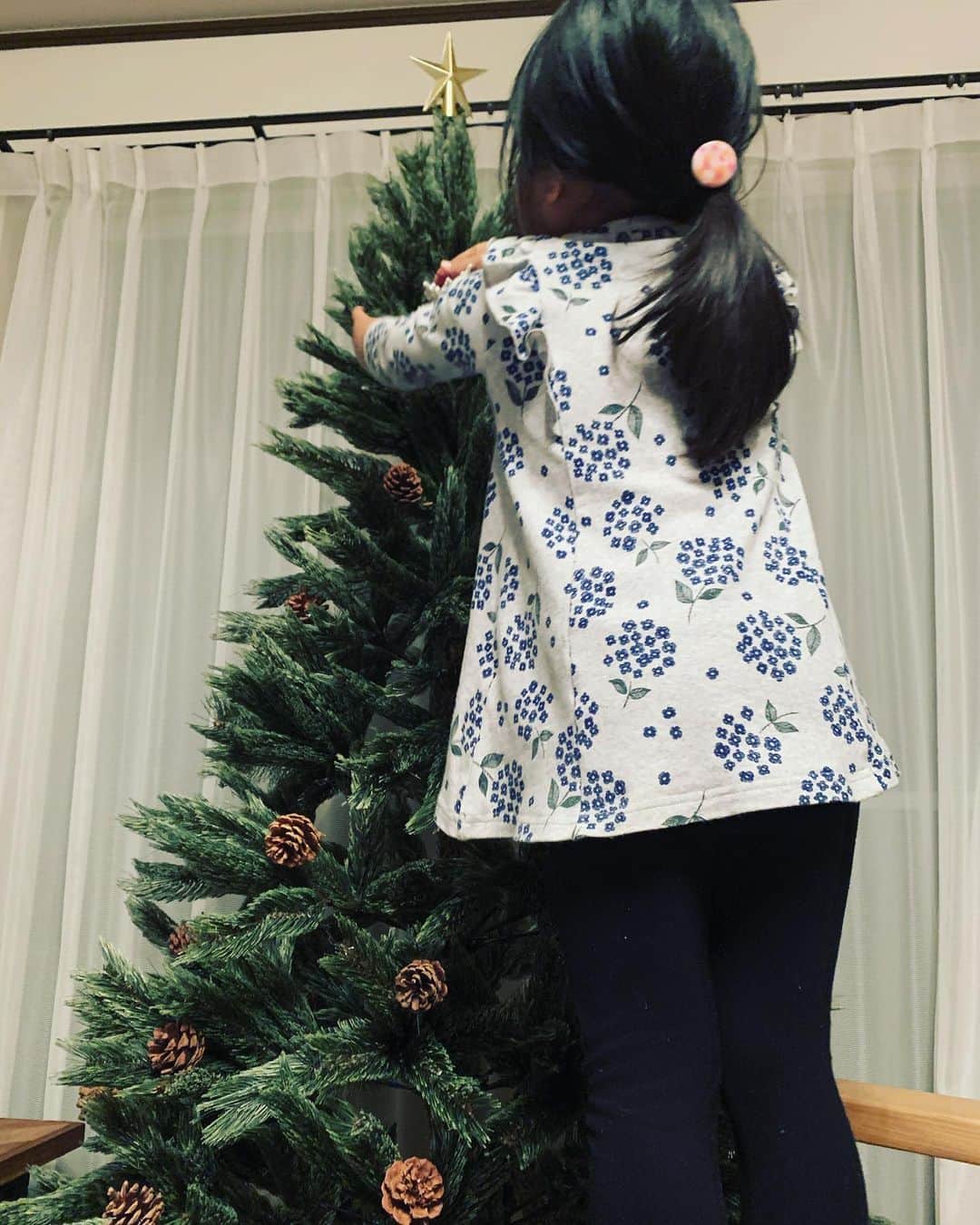 齊藤美絵さんのインスタグラム写真 - (齊藤美絵Instagram)「週末、娘と約束していた クリスマスツリーの飾りつけ🎄  自分で椅子を持って来て そこに上ってオーナメントを飾る姿に 成長を感じた夜🌙  #クリスマスツリー　#🎄　#育児　#4yearsold #ツタエルヒト。」12月7日 14時21分 - saitomie