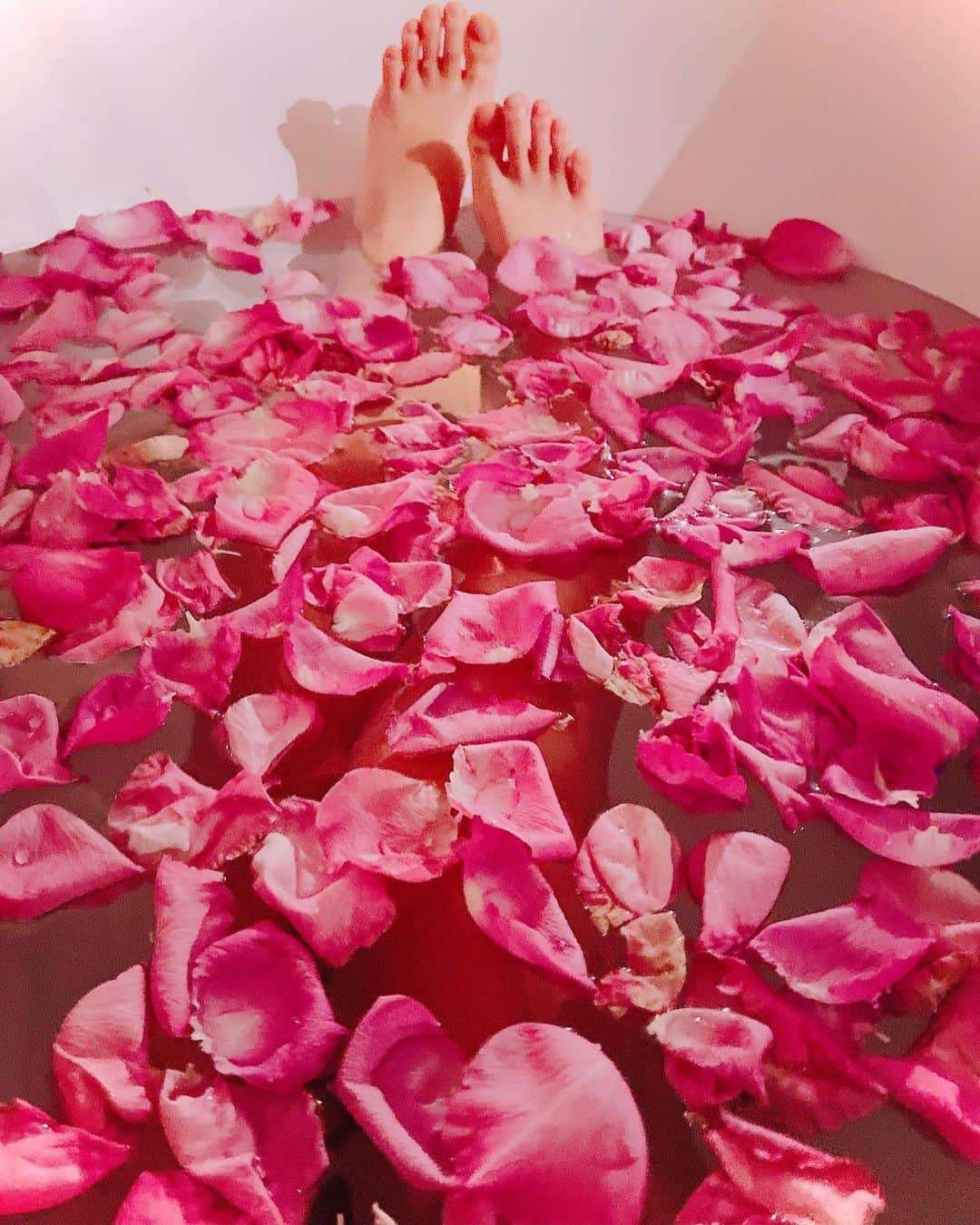いけながあいみさんのインスタグラム写真 - (いけながあいみInstagram)「バラ風呂しました🌹🌹🌹  気分をスッキリしたい時には、薔薇はピッタリです🥰💕  * *  Rose petal bath is a magical way of making me feel better🥰🌹✨🛁」12月7日 14時16分 - aimicat424
