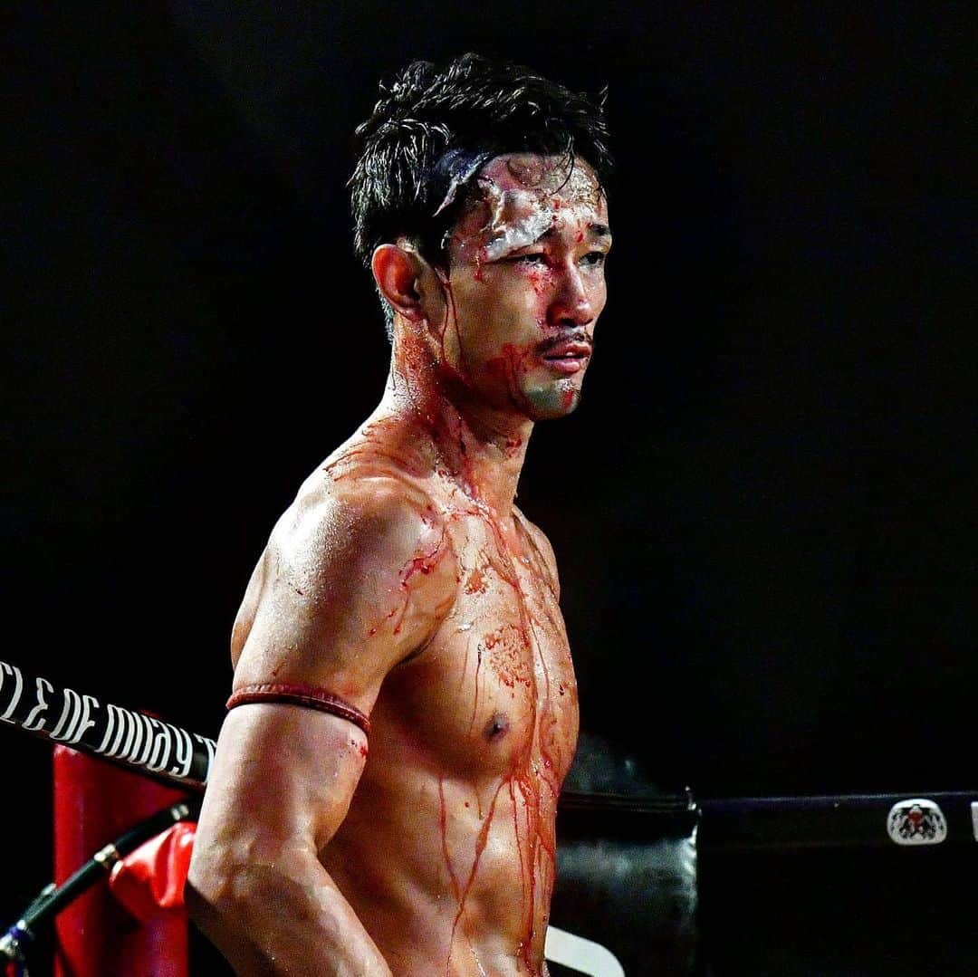 梅野源治のインスタグラム：「昨夜の試合は判定負けでした。  試合を終えて思ったこと  俺は本当にたくさんの方たちに支えられている！ たくさんの方たちの力を借りれたからこそ、12/6 BOMのリングに上がることができた！！  エイワスポーツジムの中川代表 仲間やファンの方たち　 そして、対戦相手のキヨソンセン選手に感謝  応援に来ていただいたみなさん、みっともない試合をして申し訳ありませんでした。  photo: gong格闘技」