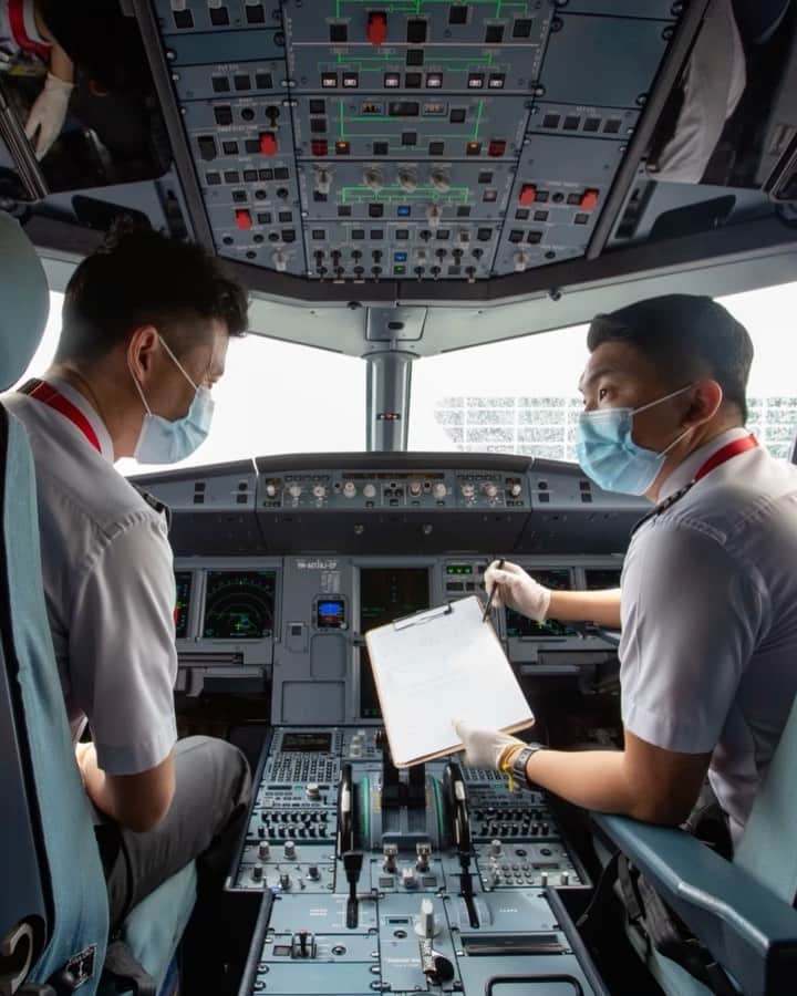 エアアジアのインスタグラム：「We are one with the aviation industry in celebrating its immense contribution in the global connectivity and development. We can't wait to paint more skies red as borders are slowly opening up.  For now, we're wishing the people in the industry a happy international civil aviation day and hoping for everyone's safety! 🙏🏻❤️✈️」
