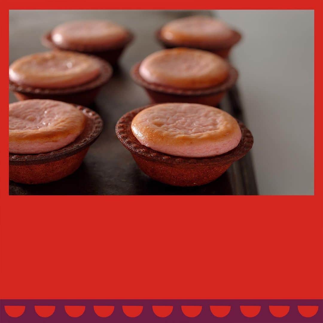 のインスタグラム：「🍓 BAKE CHEESE TARTとコラボレーションした 「BAKE CHEESE TART×スターバックス® あまおう苺のチーズタルト」が本日から新登場🍓 優しいクリームチーズの味わいとジューシーなあまおう苺の甘さが口の中でとろけます。 コーヒーブレイクのお供にいかがですか☕  #スターバックス」
