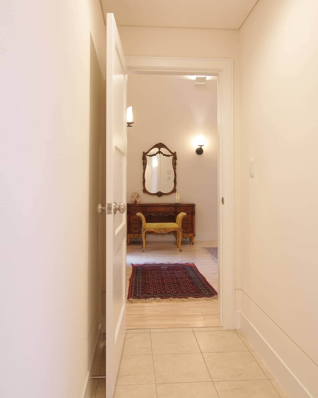 参會堂－SANKAIDO－さんのインスタグラム写真 - (参會堂－SANKAIDO－Instagram)「【アンティークを楽しむ】  ゆったりと落ち着ける至福のベッドルームの入り口には素敵なアンティークのコンソールテーブルを。  ドアを開けた状態で廊下から見える位置に置くのがポイントです。 . . . #寝室 #ベッドルーム #寝室インテリア #コンソールテーブル #テーブル #こだわりの家 #北欧 #暮らし #暮らしを楽しむ #マイホーム #住宅 #家 #インテリア #ヨーロッパ住宅 #ヨーロッパの家 #ヨーロピアンスタイル #デザイン住宅 #輸入住宅 #規格住宅 #建築設計 #注文住宅 #myhome #house #home #interior #design #shellyHouse #シェリーハウス」12月7日 14時28分 - sankaido_house