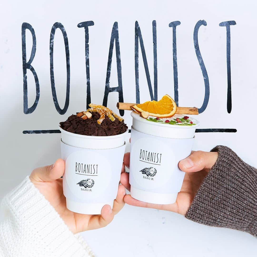 BOTANIST Chineseのインスタグラム：「推薦給想要品嘗正宗巧克力的你 ✨ 11/20(五)起BOTANIST Tokyo （@botanist_tokyo）推出與手工巧克力製造商DariK （@dari_k.cacao）的期間限定合作巧克力裝飾飲品！   ＜🍫DECORATION DRINK☕️＞ 期間：11/20（五）〜12/25（五）   ❄️柳橙皮香脆削巧克力 摩卡咖啡（照片左邊） ✔︎ 使用公平交易的咖啡跟DariK的couverture chocolate  ✔︎ 充滿份量的脆削巧克力與杏仁的有趣口感  ✔︎ 可可的芳醇香味與柳橙批溫和的酸味   ❄️蔓越莓與濃厚可可風味巧克力秀（照片右邊） ✔︎使用DariK的couverture chocolate製作的熱巧克力  ✔︎抹茶粉的苦味，肉桂的香辛感，蔓越莓的酸味，堅果的口感以絕妙的比例融合 ✔︎感受大量的鮮奶油與巧克力的搭配口感   冬日的特別限定飲品打造深刻而又濃厚的節日氛圍，帶來滿足身心的幸福感。 快來BOTANIST cafe感受冬日氣息吧♪  ※兩種口味各 店內價格：800日圓(含稅）To Go價格：790日圓(含稅）  ※若到店當日感覺身體不適，建議您將安全放在首位，歸家休息，待身體康復後，我們將竭誠為您服務  🛀@botanist_official 🗼@botanist_tokyo 🌍@botanist_global」