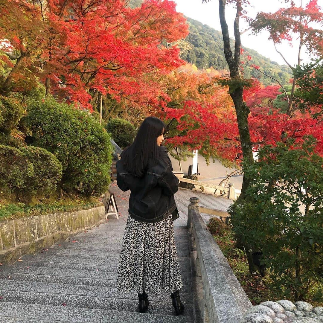 谷中唯彩のインスタグラム：「寒すぎて、秋どこいった？🍁 . .#chuu のブーツ履きやすくておすすめ！  歩き回っても全然痛くないのに、かわいい！🥺🥺 #yuisa #kyoto #여행 #紅葉 #🍁 #ブーツ #ブーツコーデ #츄」