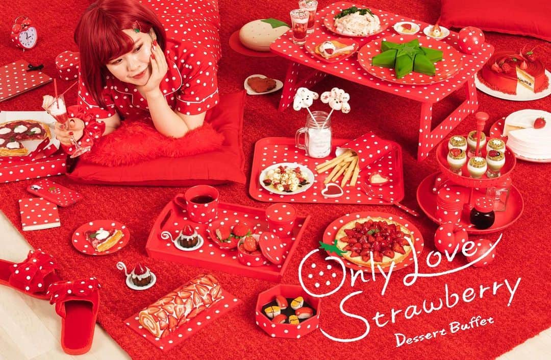 ヒルトン東京ベイ Hilton Tokyo Bayさんのインスタグラム写真 - (ヒルトン東京ベイ Hilton Tokyo BayInstagram)「🍓世界一、苺を偏愛する女の子の日常がコンセプト🍓デザートビュッフェ「Only Love Strawberry」は12月26日（土）より、土・日・祝日限定でスタート‼️  目につくもの、手に触れるもの全てが苺カラーでないと気が済まない彼女の至福の時は、ストロベリーデザートを眺め、食べている時🥰🍓  彼女は、見た目や形を苺にして、様々なデザートを食べるのも大好き❤苺のフォルムを愛でながら楽しむ「苺に見えるのに苺味でないデザート」は、ここでしか味わえない、斬新なストロベリー(に見える)デザートです🍰  「真っ赤なマロンのショートケーキ」(写真左) 真っ赤なマロンクリームの上の一見苺に見えるトッピングは、実はチョコレートでコーティングした栗🌰❣️カットすると、ごろっとした栗がサンドされた断面が美しいショートケーキです🍰  「トマトとチーズのストロベリーロールケーキ」(写真右) 生地にトマトパウダーとトマトシロップを練り込み、チーズクリームを巻きました🍅🧀トマトとチーズの相性抜群のロールケーキの表面に、甘酸っぱいストロベリーを敷きつめ、さっぱりとした味わいに仕上げました🍓  お料理は、ヒルトンの新たな衛生基準となる「ヒルトン・クリーンステイ」に沿って、新しい生活様式に合わせたスタイルでご提供します✨  ご予約・詳細は公式ホームページから🔜 @hiltontokyobay  「Go To トラベル地域共通クーポン券」や「千葉県Go To Eat キャンペーン プレミアム飲食券」をご利用いただけます✨  ■Only Love Strawberry（オンリーラブストロベリー）詳細 会場： 1階「ラウンジ・オー」 期間：2020年12月26日（土）～2021年4月18日（日） ※土・日・祝日のみ営業（元日を除く） 時間： 12:00～／12:30～／13:00～／14:15～／14:45～／15:15～ (6部制・2時間制) 料金： 大人 3,100円／4～8歳 1,200円／9～12歳 1,800円 ※約15種類のドリンクバー付。 ※別途サービス料と消費税が加算されます   ■ヒルトン・クリーンステイ対策 ・席数を280席から200席に変更し、十分な距離を保ち、ゆったりお過ごしいただける空間をご用意します。 ・より安全にご提供するため、ビュッフェテーブルには、飛沫感染防止のアクリルパネルを設置いたします。 ・ご入場時間を6段階に分けることで、ビュッフェテーブル周りの密を緩和します。 ・一口サイズのスイーツは、1名様用の盛り付けで小皿に分けて提供するほか、お取り分けが必要なホールケーキは、ホテルスタッフがサーブいたします。 ・スタッフはマスクと手袋を着用しております。 ・入店時は消毒スプレーの使用をお願いいたします。 ・テーブルや椅子の頻繁な清掃と消毒を行います。 ・入店時、離席時、退店時は、マスクの着用をお願いいたします。 ・入店時は検温のご協力をお願いいたします。発熱や風邪症状等の不調がある場合は、入店をお断りさせていただきます。  #ヒルトン東京ベイ #ヒルトン #舞浜 #東京ディズニーリゾート #ストロベリー #デザートビュッフェ #苺 #カフェ #甘いもの好きな人と繋がりたい #カフェ巡り #栗 #マロン #ショートケーキ #ロールケーキ #hiltontokyobay #hilton #maihama #tokyodisneyresort #dessert #buffet #sweets #sweetslover #strawberry #🍓」12月7日 14時36分 - hiltontokyobay