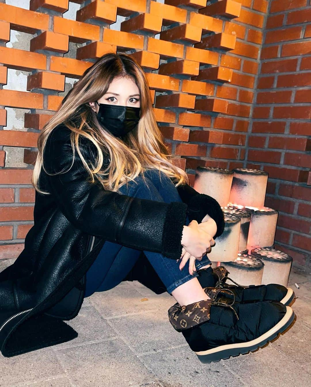 ソミさんのインスタグラム写真 - (ソミInstagram)「Puffy boots🐻leather shoe laces🤎 Peekaboo monogram ♡ In love with @louisvuitton  #ad #광고」12月7日 14時39分 - somsomi0309