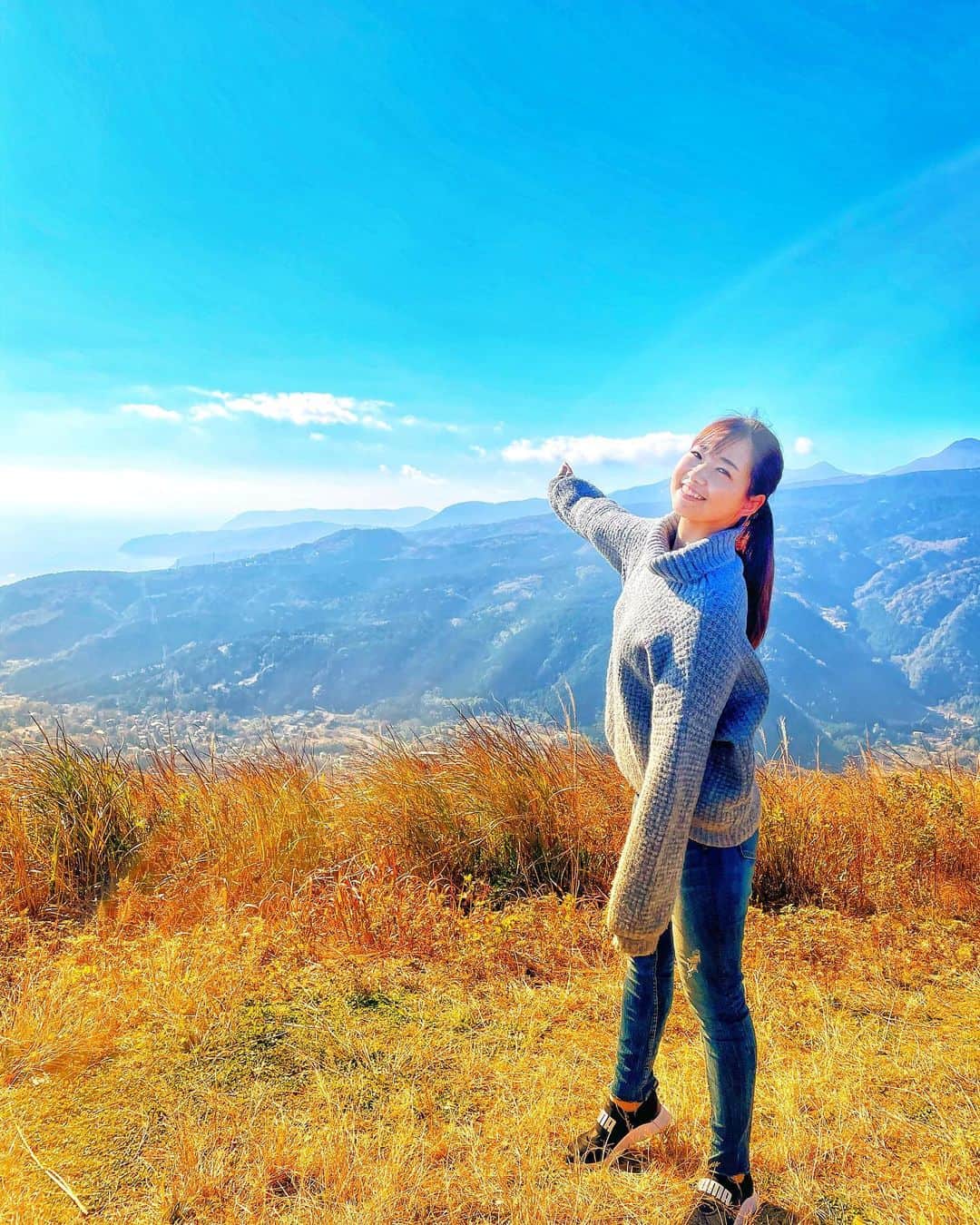 江原詩織さんのインスタグラム写真 - (江原詩織Instagram)「旅行２日目もお天気に恵まれて大室山を堪能しました🗻✨  眼下に見える景観に感動しつつ、 "あ、ゴルフ場だ！わ！川奈だ！いつか周ってみたいなぁ〜" なんて、終始ゴルフ場に目が行ってしまうのは我ながらゴルフバカだなぁと思いました🙈♡  #1世紀振りのソフトクリーム #最早私をソフトクリームにして #1ヶ月振りの糖質解禁 #感動の再会 #家族旅行 #伊豆大川　 #伊豆高原 #大室山 #ゴルフのない休日  #女子ゴルフ  #ゴルフ女子  #ゴルフ男子  #ゴルフ愛  #ゴルフバカ  #ゴルファー　 #golfrange  #golflife  #golfer  #golf  #골프  #กอล์ฟ  #golfstagram  #instagolf」12月7日 14時40分 - shiori__golf