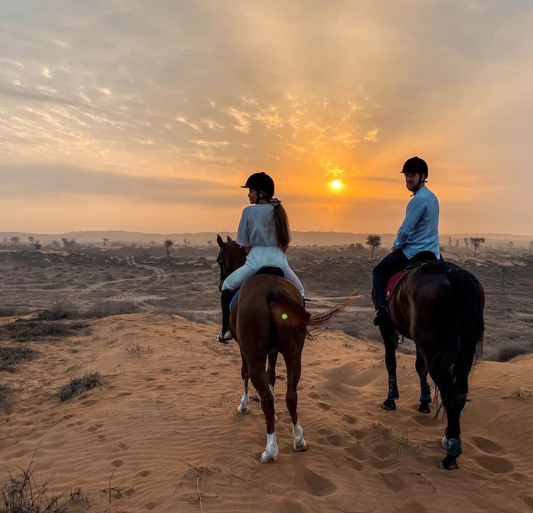 エイミー・ウィラートンのインスタグラム：「We are contrasting energies that pull, push and challenge each other everyday. He never lets me win , ever. But he never lets me down , ever. A true kind person inside and out. Through every high and every low. He is my constant. The calm to my storm. The rock to my bun 😂🧁 DD I’m so lucky to have you ♥️ and this precious time to reconnect just the two of us x #parentsbelike #mylove #manofmydreams #onenightaway」