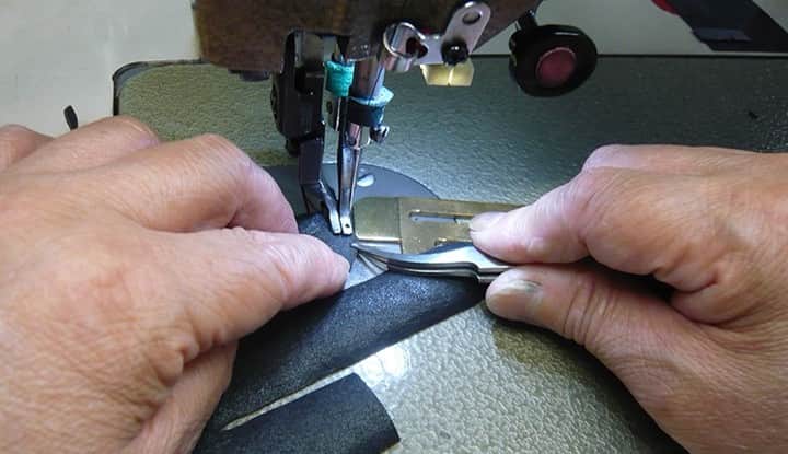 Factelier(ファクトリエ)さんのインスタグラム写真 - (Factelier(ファクトリエ)Instagram)「【名産地"香川"で作る。しっとり上質なレザーグローブ】  手袋の革はきめが細かく柔軟性の富んだ鹿革(ディアスキン)を使用。 "しっとりとした肌馴みのよさ"が鹿革の特徴です。  内側は手を入れてすぐに暖かく、ふんわり柔らかな風合いのカシミヤを100%使用しました。 ニット地で仕上げることで革の伸びに無理なく追随してくれます。  手のひらに美しくフィットする手袋は大変複雑なパターンと高度な縫製によって出来上がります。 5本の指を無理なく立体的に包み込むパターンは大変複雑で、小さなアイテムですが実は1枚の洋服を縫うほど時間がかかります。   1mmの狂いが許されない中で、指先の感覚と長年培われたノウハウが、複雑かつ繊細な縫製仕様を実現しています。  長くご愛用いただける、シンプルなデザインです。 クリスマスプレゼントなどにもおすすめですよ。  是非お手にとってみてくださいね。 ※写真のグローブは男性向けサイズです。女性向けサイズのご用意もございますよ♪  ー語れるもので日々を豊かにー ファクトリエはメイドインジャパンの工場直結ファッションブランドです。 職人の情熱と最高の技術がつまった、人に語りたくなるものを長く大切に使ってもらいたい、そんな想いと共に語れる本物をお届けします。  ⇓アカウントはこちら⇓ @factelier . . #ファクトリエ #factelier	#メイドインジャパン #ベーシック	#ベーシックコーデ	#シンプルファッション #シンプルコーディネート #大人コーディネート #大人ファッション	#大人スタイル #大人カジュアルスタイル #きれいめファッション #きれいめカジュアル	#きれいめスタイル	#革小物 #革製品 #レザー手袋 #t手袋 #革手袋 #ディアスキングローブ #ディアスキン #防寒対策 #冷え対策 #プレゼントに #プレゼントに最適 #ビジネスカジュアル #ビジネススタイル #良いものを長く #クラフトマンシップ #語れるもので日々を豊かに」12月7日 14時56分 - factelier