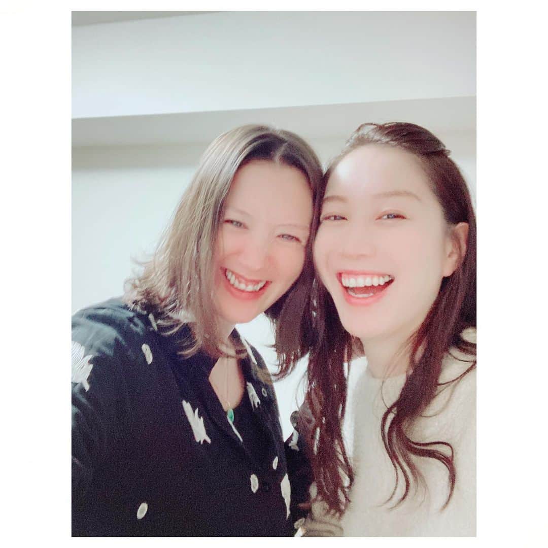 キタキマユのインスタグラム：「高校からの大親友🌈✨  アリサの門出を祝いました🥰💖  出会って22年。 それぞれいろんな経験を重ねてきて、大切なものは変わらずにとても深いレベルで繋がり合える、そう多くは出会えない家族のような存在🌸✨  宮崎という新しい場所で、生まれてくる可愛いベイビーと旦那様と一緒に、新しいステージの生活を思い切り楽しんでね🥰💕  もちろん寂しさもあるけれど、深い喜びの方がもっともっと上🌈✨✨✨  アリサ、いってらっしゃい💖💖💖  #アリサ #大親友  #変わらないもの  #まるごと抱きしめたい  #歳を重ねて感じるSnowの凄さ ✨ #門出のお祝い  #しずくがアリサのコップのお水気にいって飲んでた 😂💕 #元気に生まれてきますように 🤱 #ドアノブから何から何まで部屋中のアルコール除菌がんばりました 🙆‍♀️💕 #ありがとう❤️  #いってらっしゃい 🌈✨ #newlife  #enjoyyourself  #biglove  #kitakimayu #キタキマユ」