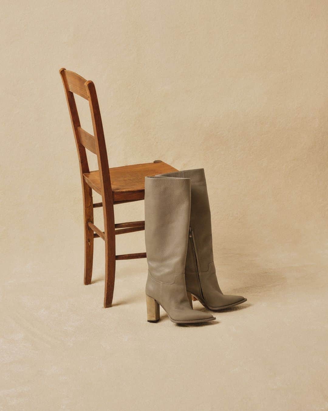のインスタグラム：「THESE BOOTS ARE MADE FOR WALKING⁣ Discover our Grey Garden capsule⁣ ⁣ photo - @thomasgoldblum⁣ ⁣ #boots #barbarabui #fw20 #grey #leatherboots」