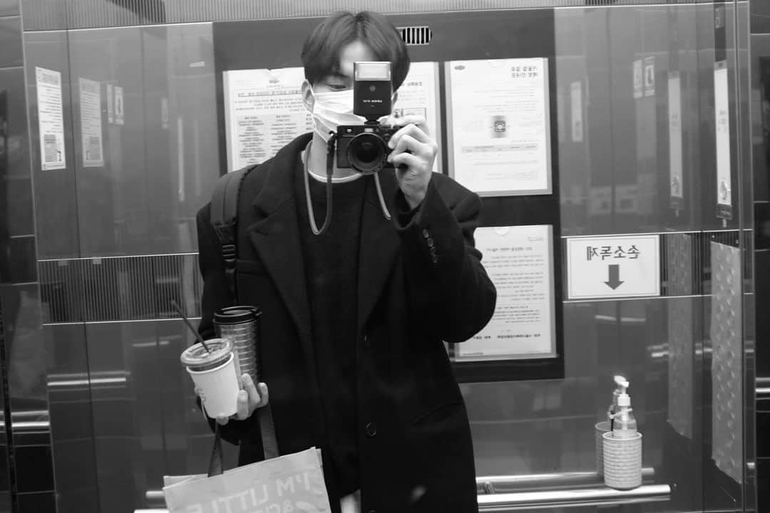 ト・サンウのインスタグラム：「흑백 🏁」