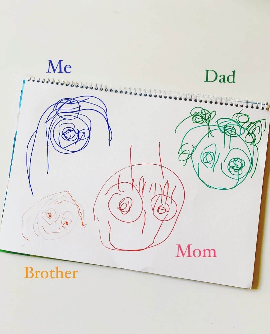 高木りなのインスタグラム：「My family❤️ 長男くんが描いてくれた家族4人の似顔絵。  かーちゃんは、かけたばかりのまつ毛パーマまでしっかりと。 とーちゃんは、癖毛。 自分は、ロン毛。 次男くんは、目が怖いけど特徴なし。  上手に描くお友だちがいて 息子にも描いてごらんって言ったら 思いの外上手でびっくりでした。  こちらロサンゼルスは 明日から更に厳しい自宅待機命令が出ます。  今日は一歩もお家から出ず 昔のおもちゃを引っ張り出して遊んだり お絵描きしたり 絵の具したいというリクエストには聞こえないふりをし 1日おうち時間を楽しみました。  첫째아들이 그려준 우리 가족  내가 몇일전에 한 속눈썹 파마까지 제대로 아빠는 곱슬머리 본인은 긴머리 둘째는 눈이 좀 무섭지만 큰 특징은 없음 의외로 잘 그려서 재밌게 놀았네요  LA는 Stay at home이 더 강해져서 오늘은 한발짝도 안나가고 그림 그리고 종일 집에서 보냈네요」