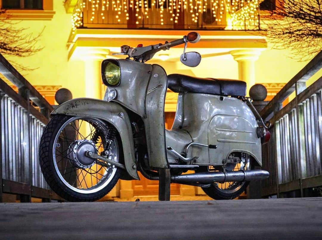 ロバート・バウアーさんのインスタグラム写真 - (ロバート・バウアーInstagram)「Mal was anderes #schwalbe 🎁🎄  #simson #simson #simsonsuhl #canon #dorfkind #kleineausfahrt #dorfkind #canon #simsontuning #simsonschwalbe #weinachten  #2advent」12月7日 15時03分 - robbi.r2sf.2