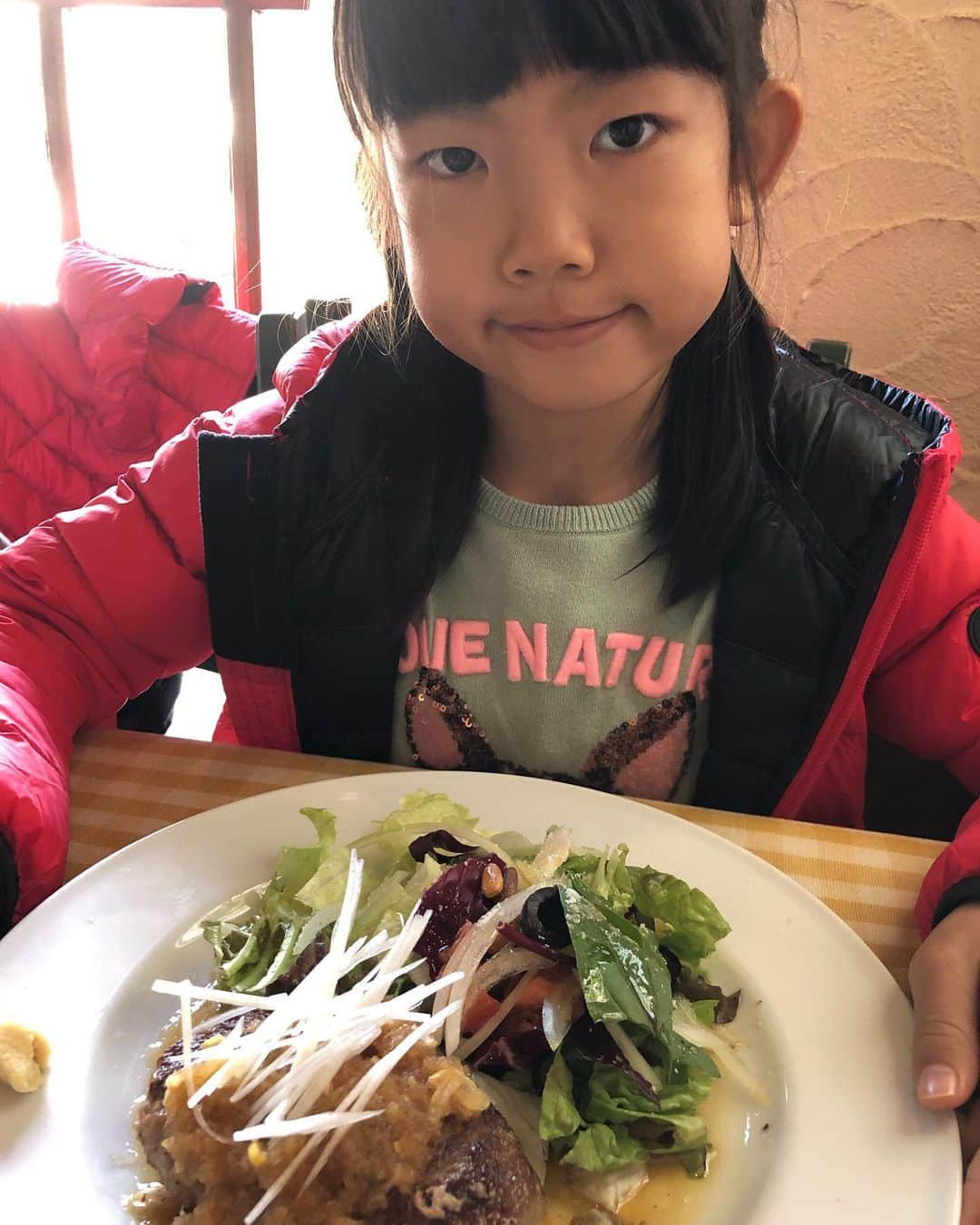 甘糟記子さんのインスタグラム写真 - (甘糟記子Instagram)「昨日は実家へ( ^ω^ )  午前中の早めに行って、まずは庭で縄跳び(o^^o)  からの近所の公園へ行って、遊びまくる\(//∇//)\  お日様のおかげで、途中から汗だく（笑）  人も全然いなくて、めっちゃ走り回ったりかくれんぼしたり、楽しかった〜(≧∀≦)  お腹ぺこぺこになったので、ご飯食べに行こう！って言っても、なかなか行ってくれなかったけど（笑）  ランチはアンジェへ！  姫は安定のハンバーグ、息子殿もハンバーグ、私は大好きなシーフードのクリームスパゲティ(o^^o)  お昼のあともチビ達は庭で遊んで、2時過ぎには帰途につきました( ^ω^ )  また今日から学校だしね。  冬の貴重な晴れ間は沢山身体も動かして、体力もつけないとね！  #実家#湘南#縄跳び#息子殿姫#息子殿#姫#公園#湘南海岸公園#アンジェ#イタリアンアンジェ#湘南アンジェ」12月7日 15時10分 - norihey924
