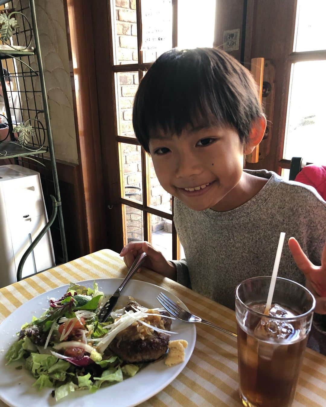 甘糟記子さんのインスタグラム写真 - (甘糟記子Instagram)「昨日は実家へ( ^ω^ )  午前中の早めに行って、まずは庭で縄跳び(o^^o)  からの近所の公園へ行って、遊びまくる\(//∇//)\  お日様のおかげで、途中から汗だく（笑）  人も全然いなくて、めっちゃ走り回ったりかくれんぼしたり、楽しかった〜(≧∀≦)  お腹ぺこぺこになったので、ご飯食べに行こう！って言っても、なかなか行ってくれなかったけど（笑）  ランチはアンジェへ！  姫は安定のハンバーグ、息子殿もハンバーグ、私は大好きなシーフードのクリームスパゲティ(o^^o)  お昼のあともチビ達は庭で遊んで、2時過ぎには帰途につきました( ^ω^ )  また今日から学校だしね。  冬の貴重な晴れ間は沢山身体も動かして、体力もつけないとね！  #実家#湘南#縄跳び#息子殿姫#息子殿#姫#公園#湘南海岸公園#アンジェ#イタリアンアンジェ#湘南アンジェ」12月7日 15時10分 - norihey924