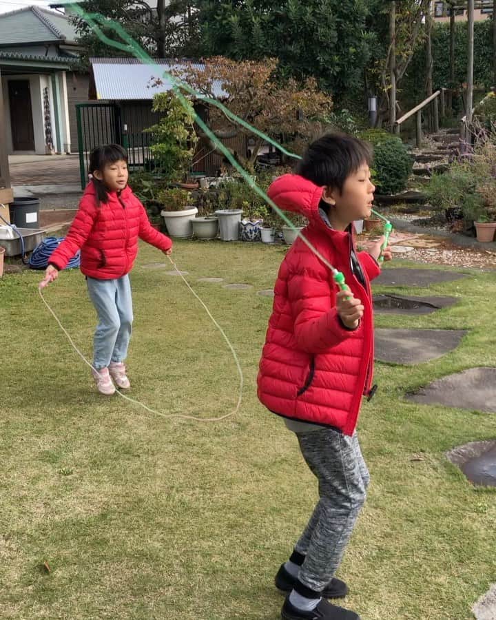 のインスタグラム：「昨日は実家へ( ^ω^ )  午前中の早めに行って、まずは庭で縄跳び(o^^o)  からの近所の公園へ行って、遊びまくる\(//∇//)\  お日様のおかげで、途中から汗だく（笑）  人も全然いなくて、めっちゃ走り回ったりかくれんぼしたり、楽しかった〜(≧∀≦)  お腹ぺこぺこになったので、ご飯食べに行こう！って言っても、なかなか行ってくれなかったけど（笑）  ランチはアンジェへ！  姫は安定のハンバーグ、息子殿もハンバーグ、私は大好きなシーフードのクリームスパゲティ(o^^o)  お昼のあともチビ達は庭で遊んで、2時過ぎには帰途につきました( ^ω^ )  また今日から学校だしね。  冬の貴重な晴れ間は沢山身体も動かして、体力もつけないとね！  #実家#湘南#縄跳び#息子殿姫#息子殿#姫#公園#湘南海岸公園#アンジェ#イタリアンアンジェ#湘南アンジェ」