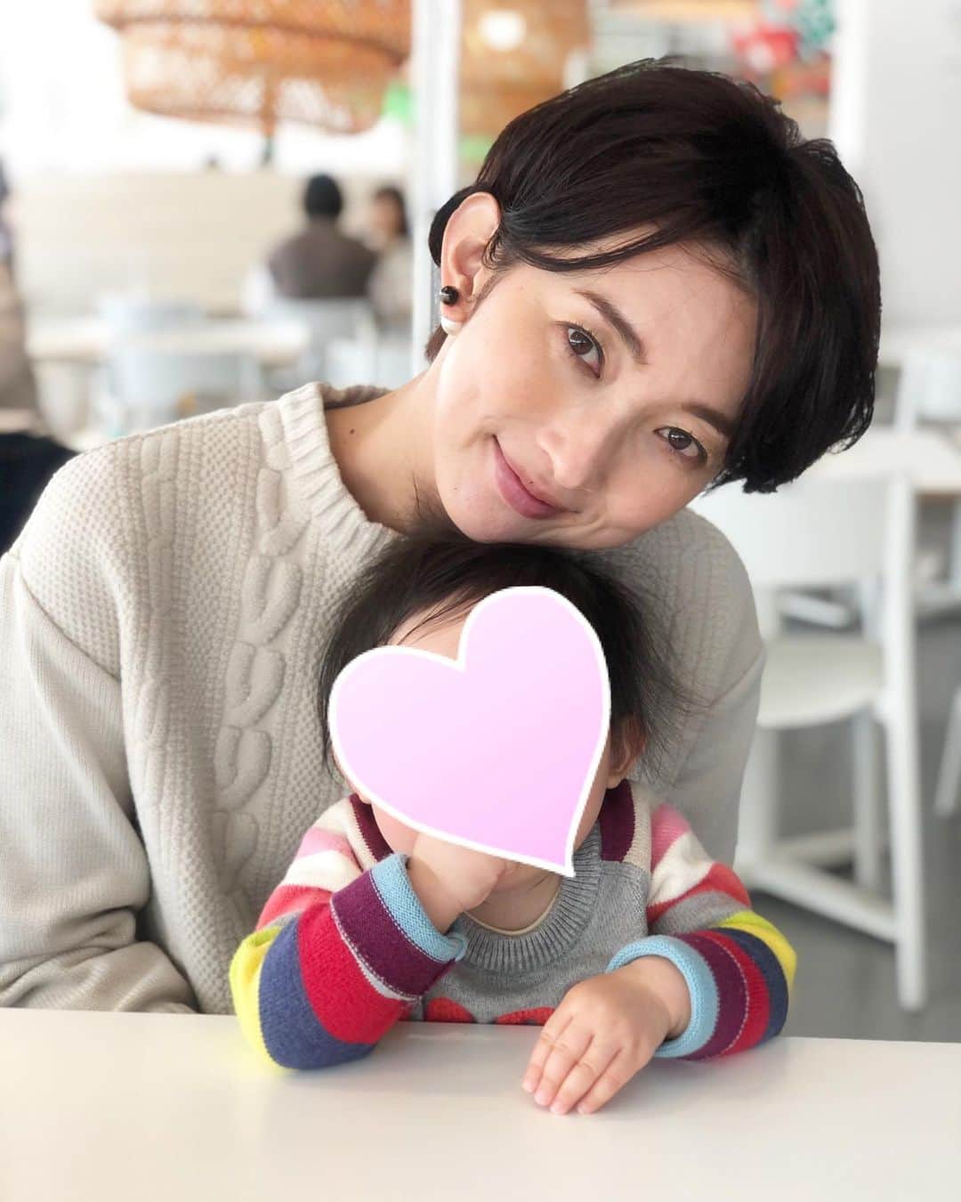 石井のり子のインスタグラム：「** 初めて撮ってもらった気がする母娘ショット📸 NiziUが好きすぎてリクちゃんの衣装みたいな娘。笑 * ご飯のすぐ後なのでマスク取ってます。 * * #母娘 #niziu大好き」