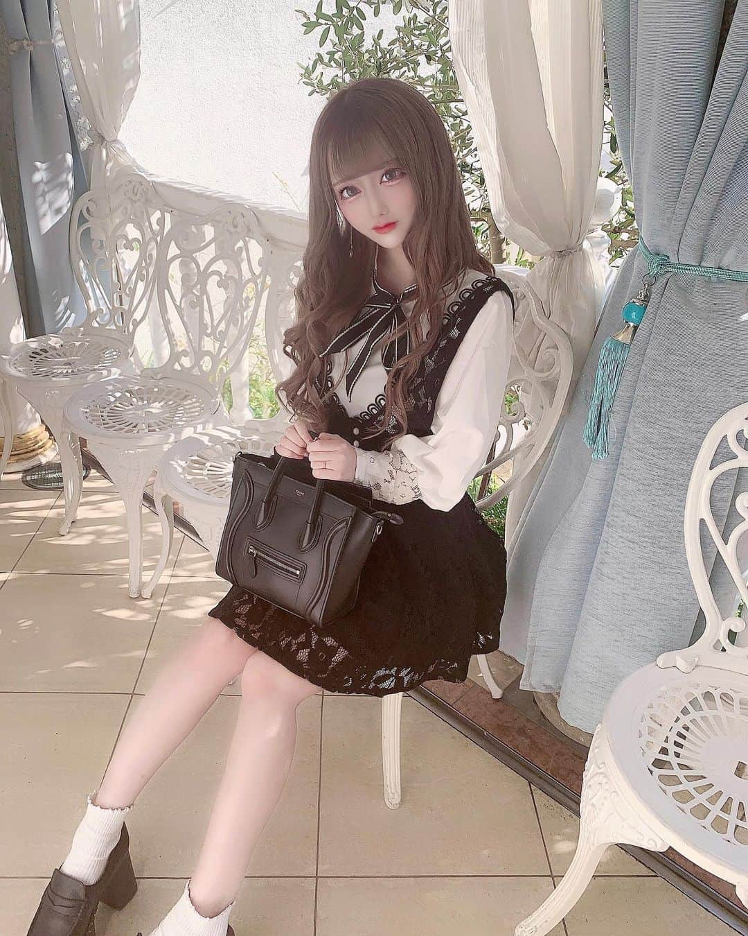 mireiさんのインスタグラム写真 - (mireiInstagram)「. 神戸の美術館の可愛いカフェいった~♡  onepiece ♥︎ @selectshop_mieux  bag ♥︎ @celine  . #神戸カフェ #新神戸カフェ #イタリア館 #プラトン装飾美術館 #神戸旅行 #cafe #selectshopmieux #セレクトショップミュー #celine」12月7日 15時16分 - mirei.501