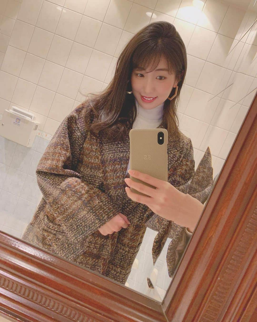 関根ささらさんのインスタグラム写真 - (関根ささらInstagram)「久しぶりにiPhoneケースを変えてみました🥰🤎 . . インスタで見かけて気になってたイニシャル入りのレザーiPhoneケース♡めためたに大人かわいくて肌触りも良くてお気に入り🥰👏 . . カラーは最近ハマってるグレージュ♡ お揃いのティッシュケースも😚😚💋 . . . . ディズニーとかMARVEL以外のiPhoneケースなんていつぶりだろう、、？🧐🧐 . 昨日の投稿にも書いたように、コミコンのオフィシャルサポーターとしてディズニーに偏りすぎていてはいけないかな？と思い、もうここはあえてシンプルなものにしよう！と思ってこれにしてみた🥰🥰👏行く場所によってケース変えてみてもいいなぁと思った今週末なのでした💮 . . #ladeline #ラデリンヌ #iphonecase #iphone #iphonexsmax #レザー小物 #レザーグッズ #レザーiphoneケース #leather #leathercraft #レザークラフト」12月7日 15時16分 - sasarasekine