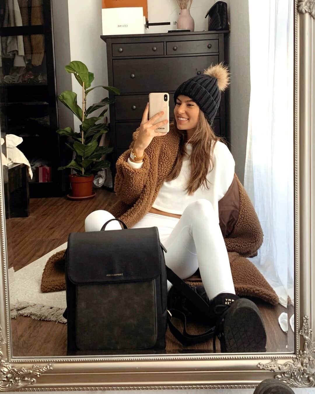 Kapten & Sonさんのインスタグラム写真 - (Kapten & SonInstagram)「'Get up and create something amazing this week.' 🐻 Happiest Monday mood by @heytammi ready to go with our backpack Tromso "All Black". Happy Monday, Kaptens! 🧡 #bekapten #kaptenandson⁠ .⁠ .⁠ .⁠ #backpack #xmas #special #deal #christmas #coldseason #style #fashion #autumn #winter #cozymood #inspo #ootd」12月7日 15時30分 - kaptenandson