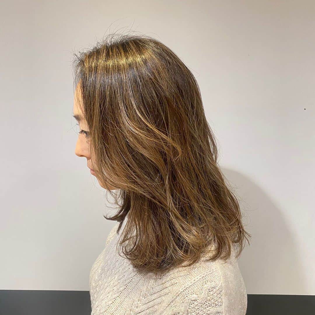 岡部亜紀のインスタグラム：「・ ・  今日も髪色褒められました🤎 いつもありがとうございます✂︎  #ヘアアレンジ #ミディアムヘア  @f.paradeseaside  @parade92」