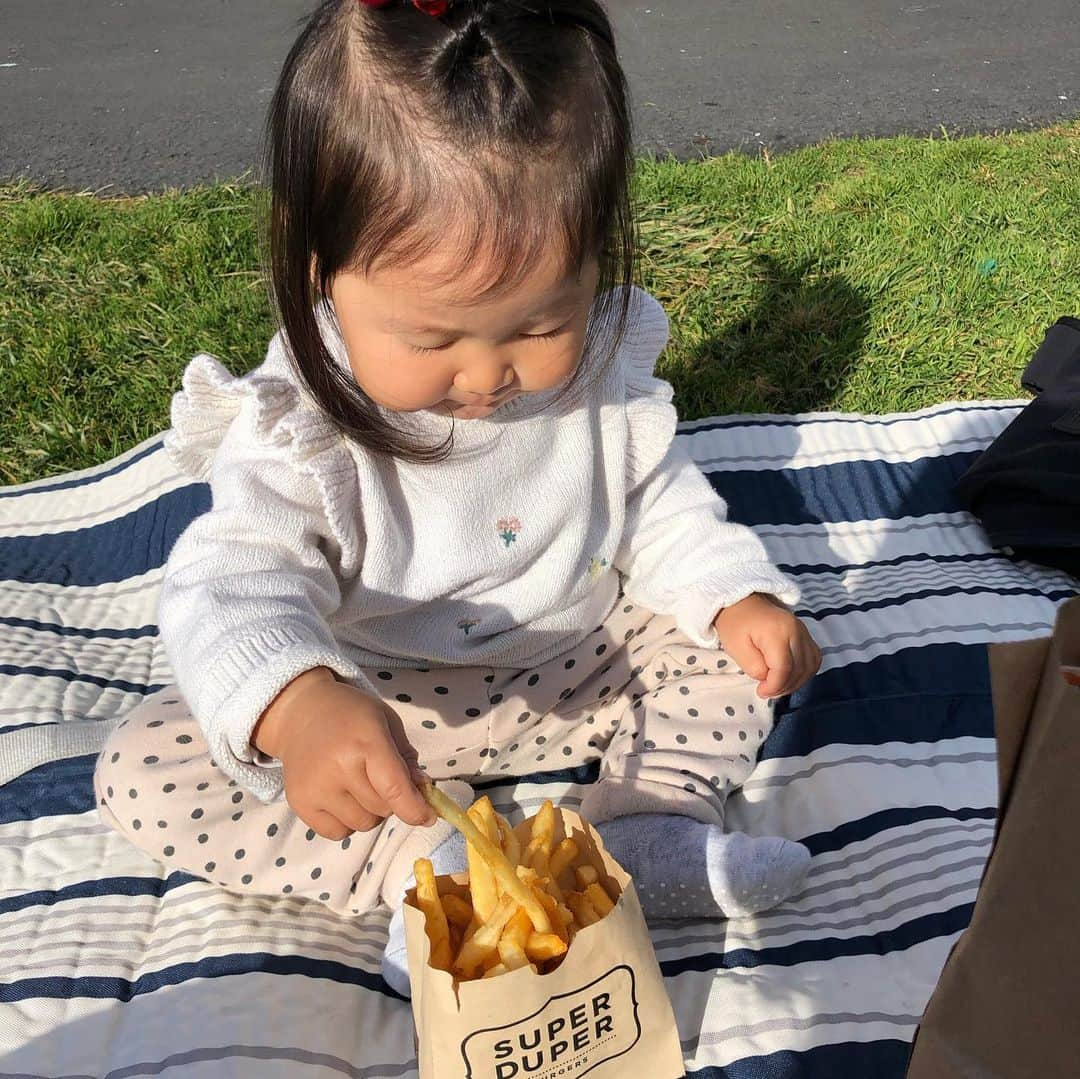 珠華ゆふさんのインスタグラム写真 - (珠華ゆふInstagram)「土日は行ったことない公園巡り ①昨日はロバさんのいる公園へ　2匹のロバさんとても不仲で面白かった😂 ②お砂場にもロバさんの乗り物 ③今日はサンフランシスコの公園へ ④アートだった✨ ⑤〜⑦SUPER DUPERのバーガー買ったけど子どもたちはポテトしか食べず💦いろんなところの試してるけどマクドのチーズバーガーが一番好きみたい😂 ⑧〜⑩じゅんじゅん大好きな噴水と今は動いてない観覧車🎡」12月7日 15時40分 - yufu_tamahana