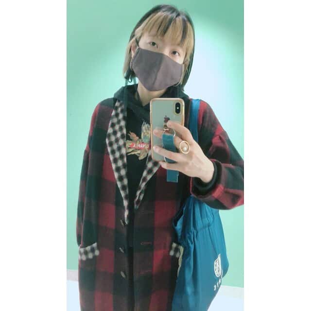 東出真緒さんのインスタグラム写真 - (東出真緒Instagram)「いつかの🟢 コート出動🧥🔺 まさにクリスマスカラー🎅🎄 . coat @jine_official  tops @zara  pants @zara  shoes @camper_japan  bag @marte_vintage  . #ootd #coat #christmas #color #fashion」12月7日 15時35分 - mao_bigmama_vn