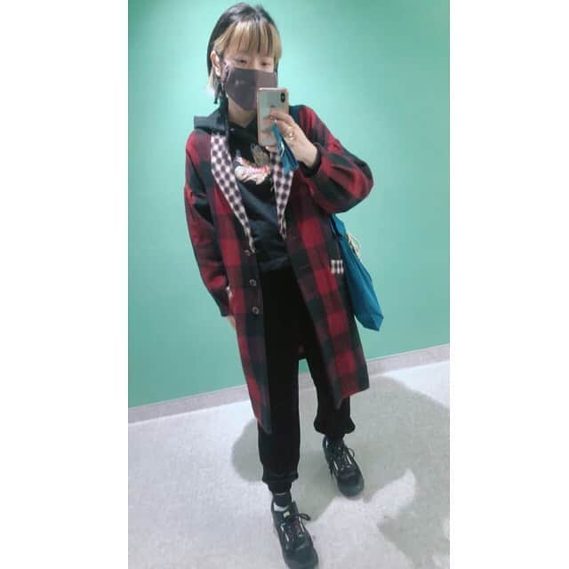 のインスタグラム：「いつかの🟢 コート出動🧥🔺 まさにクリスマスカラー🎅🎄 . coat @jine_official  tops @zara  pants @zara  shoes @camper_japan  bag @marte_vintage  . #ootd #coat #christmas #color #fashion」