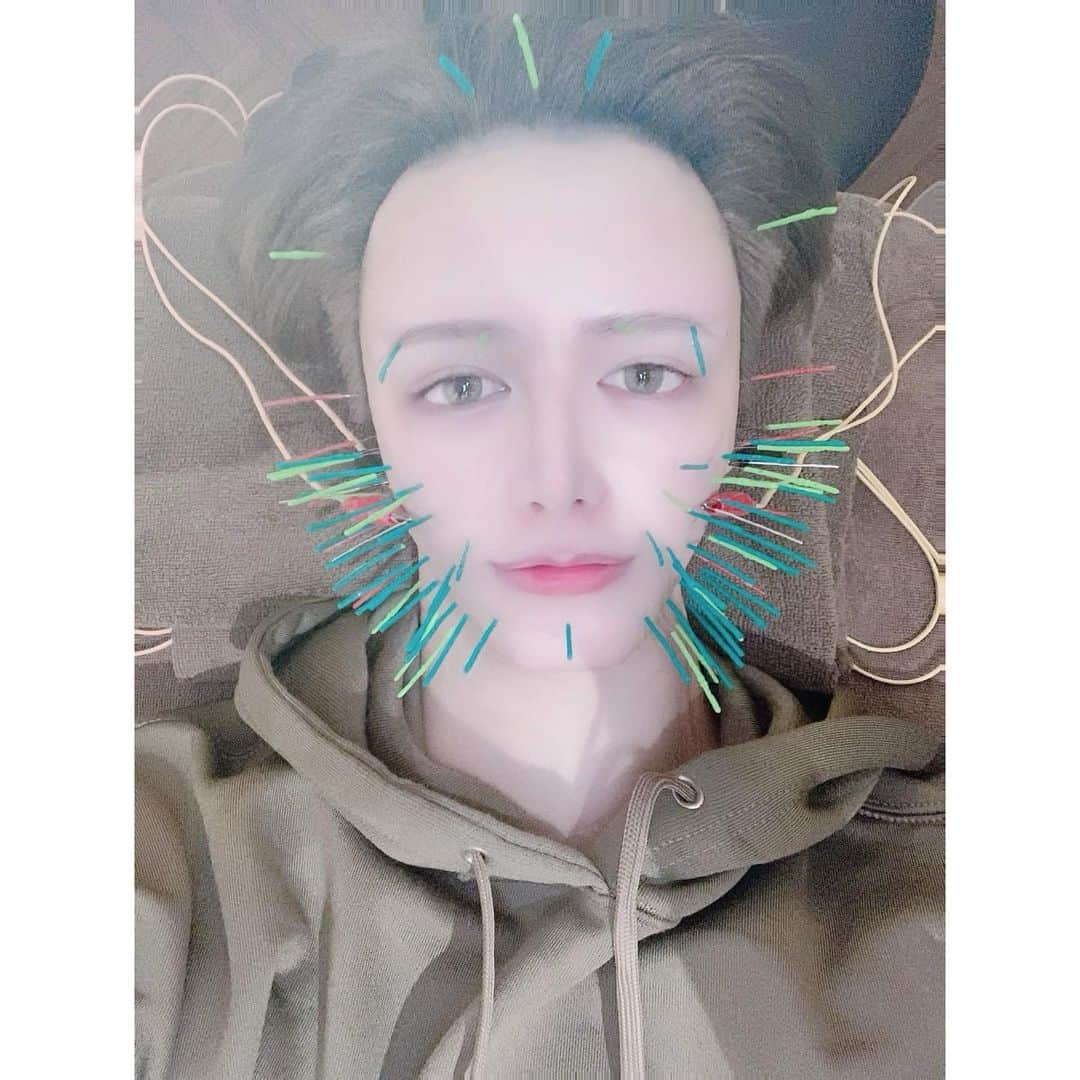 Matt（マット）さんのインスタグラム写真 - (Matt（マット）Instagram)「・ KADOMORIへ♥️ キャビテーションとか針とか 色々やってもらった✨ すっごい顔と身体がすっきり！ お仕事がんばるぞぉぉぉ💋 ありがとうございました🍎 #骨の音すごい😂 #小顔矯正  #kadomori」12月7日 15時36分 - mattkuwata_official2018