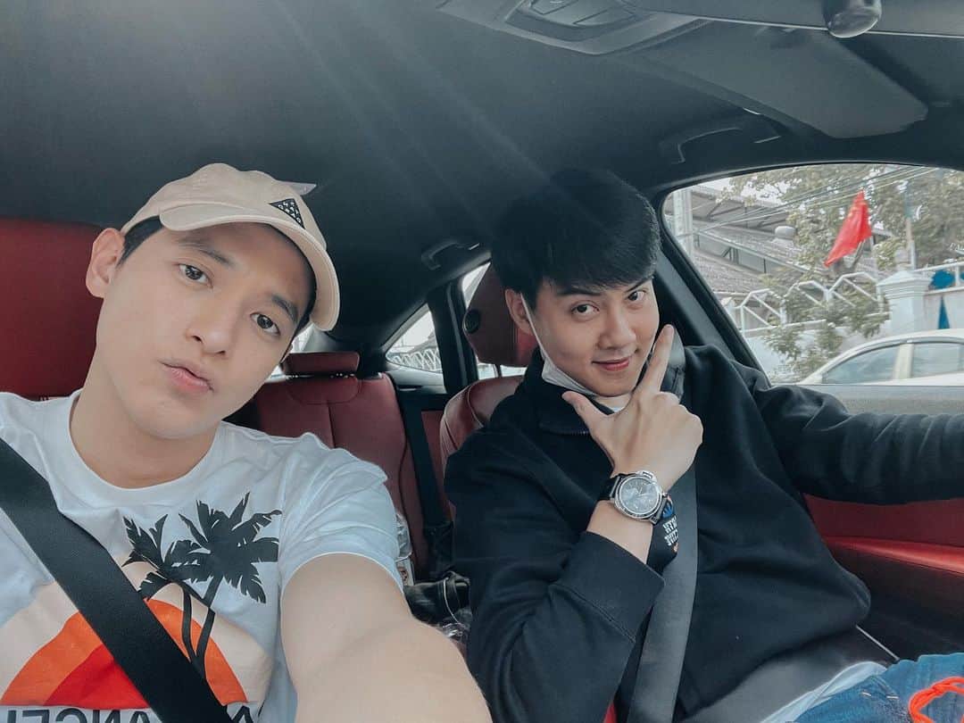 Jirayu Tangsrisukのインスタグラム：「คนข้างๆยังว่าง เลยมานั่งพลางๆ ให้ก่อนครับ ☺️❤️」