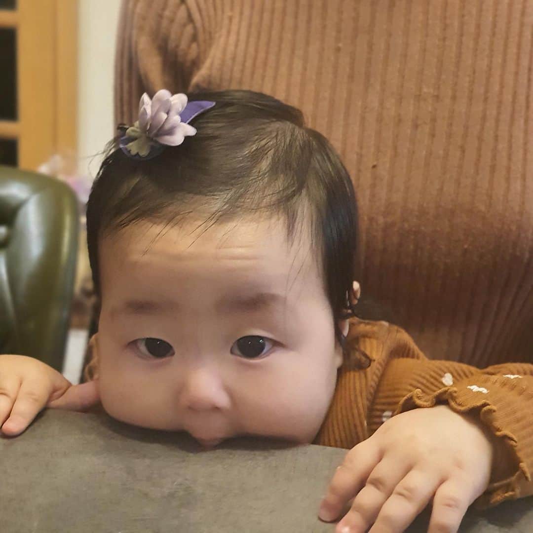 イ・ユンジのインスタグラム：「#세상맛보기 너희가 만나는 세상이 늘 달콤하지는 않겠지만 그래서 이따금의 달콤함이 소중한것이며 그럼에도 너희는 내 언제보아도 달콤존재들이다. #찹찹#엄마그렇습니까#뭔말인디잘모르게뜸니다찹#어쨌든한번머거보게뜸니다」