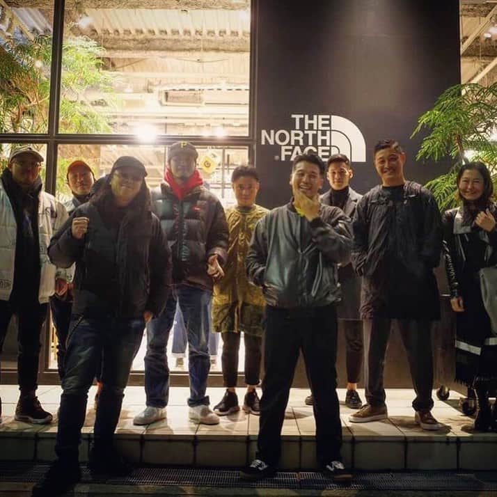 RYO the SKYWALKERのインスタグラム：「佐々木明さんが、谷川岳に挑戦するために６年もの制作期間を経て完成した映像作品「TWIN PEAKS」上映会におじゃましました！@ NORTH FACE 堀江店  めちゃくちゃ刺激と感動をもらいました！熱すぎる！🔥  この作品はVimeoでも観れる他、DVDの売り上げは日本代表ユースの支援に使われるということで、是非サポートを！  w/サペ、SHINGO★西成、JUMBO MAATCH、ohachoくん、佐々木明さん、西村拳くん、だいちゃん、ヒロコさん」