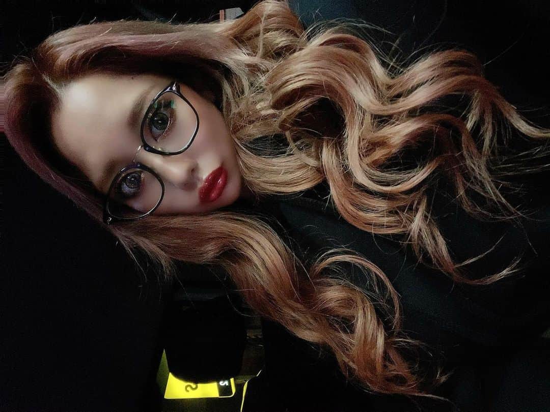 のインスタグラム：「. 夜の運転🚗は眼鏡👓 . . #selfie」