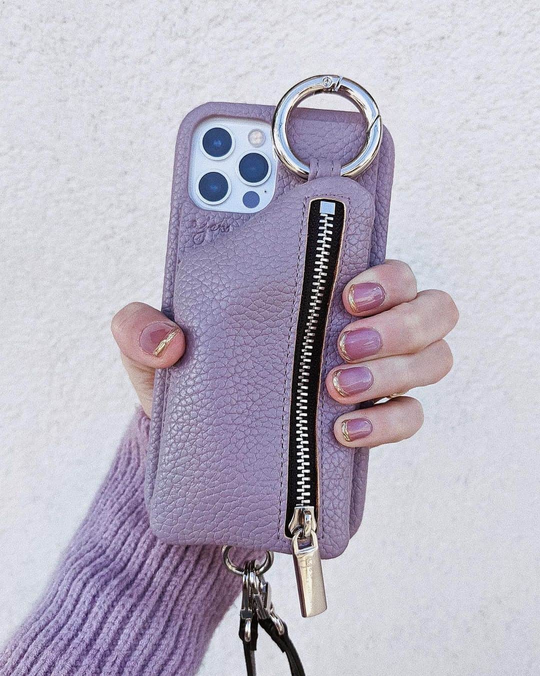 ソンイのインスタグラム：「くすみパープルが気分らしい🔮  4年ぶりにジェルネイルしたの💅🏼 ブライダルネイル以来のアートネイルで爪先見るたび可愛くて嬉しい気持ちになる🥺🌹 18歳からずっとお世話になっている @malva_nail @erika__malva で💜 シースルーのくすみパープルに、爪先にゴールドのうにょうにょアートを🦋 フットネイルもお願いしてベージュ単色にしたよ🐏  iPhoneケースは @ajew_official 🐏 ニットは @akte_official 🐏」