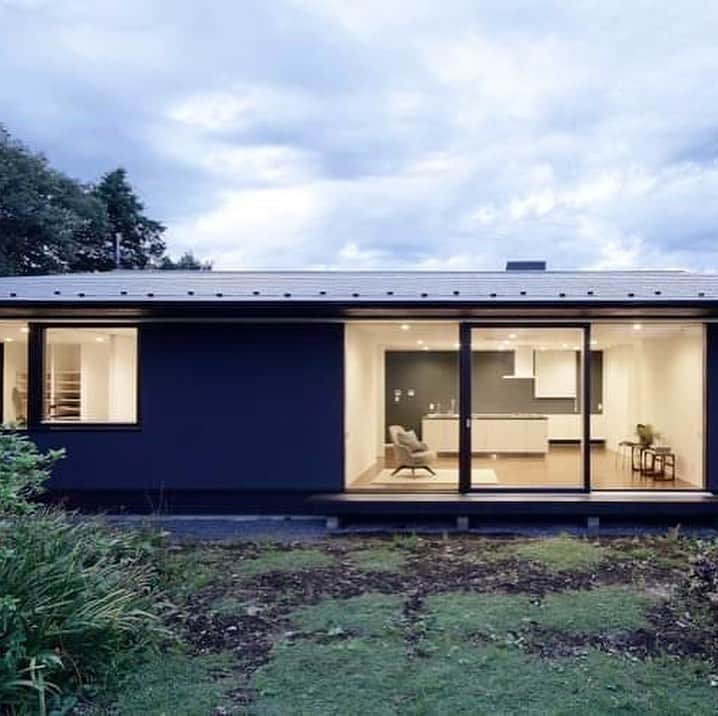 feve casaのインスタグラム：「相模原市に建つ小さな平屋。 28坪とは思えない伸びやで大らかさがあります。  設計：鈴木宏幸/アトリエ137一級建築士事務所  #家づくり #設計事務所とつくる家 #フェブカーサ #平屋  #建築家とつくる家 #インテリア」