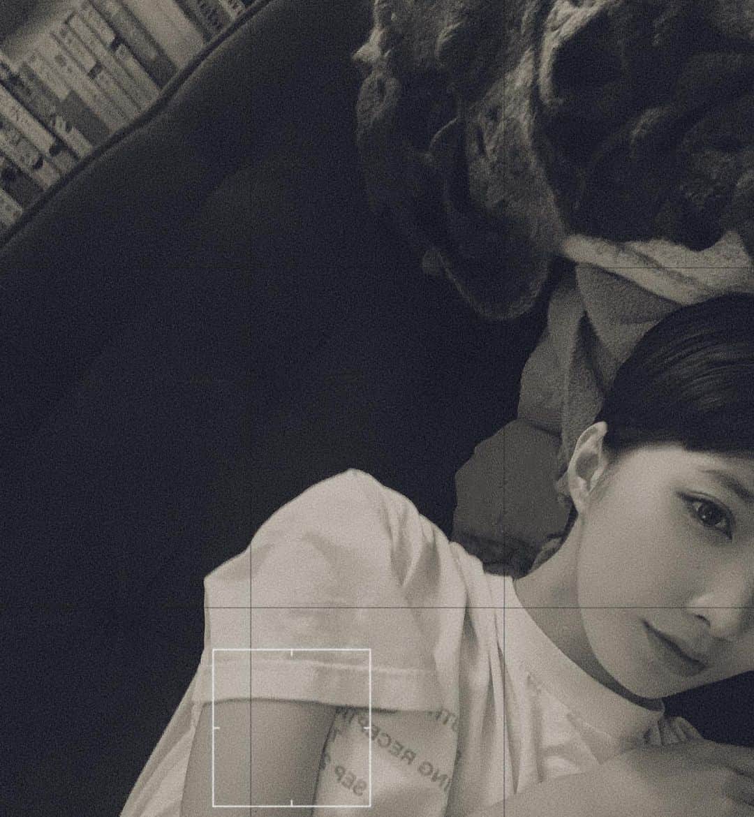 飯島望未のインスタグラム：「🖤  #ブランケット多め」