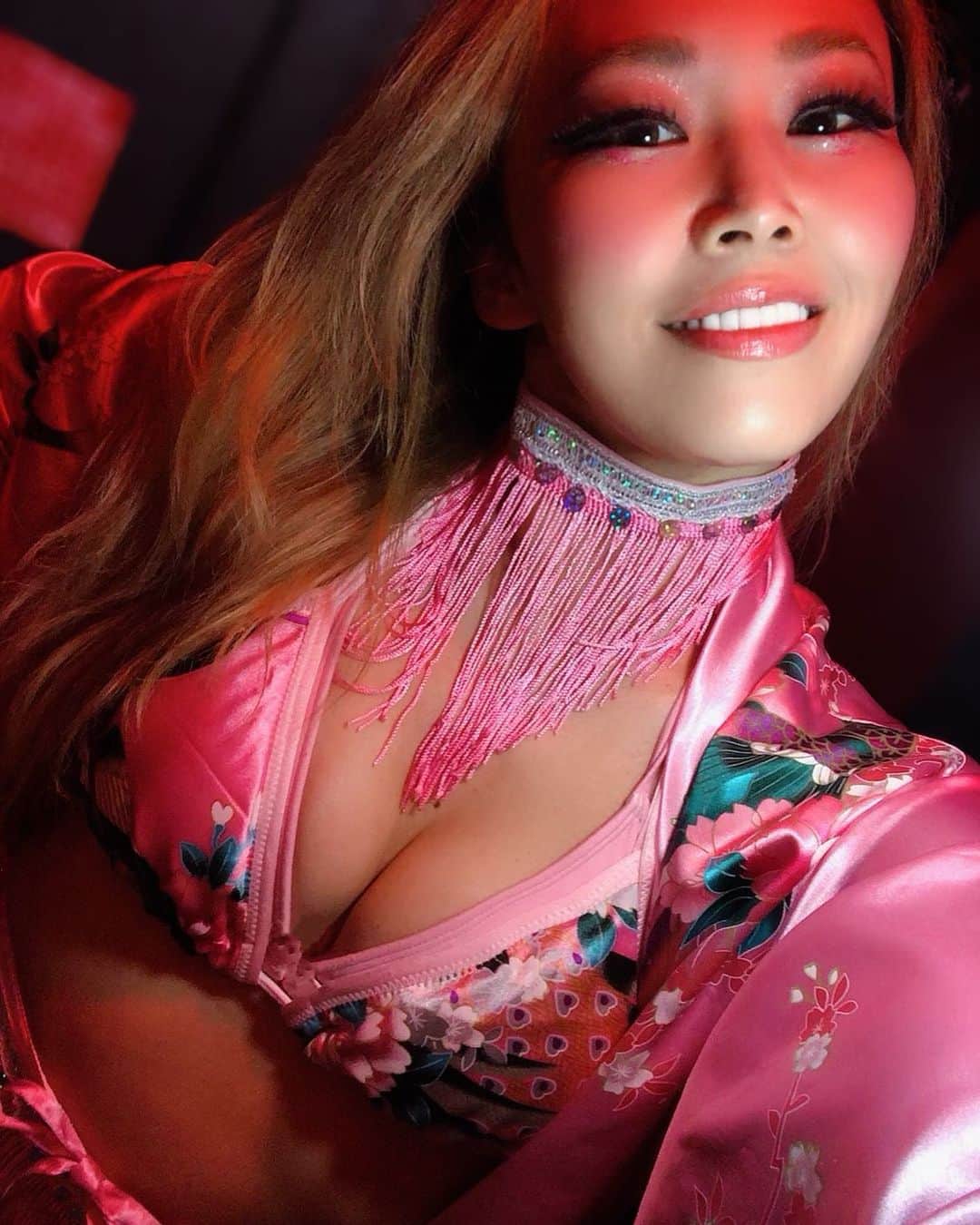 EMYのインスタグラム：「先週末は千葉エンターテイメントバー、Eroticava✨ @erotikava_chiba   ありがとうございました😊 みなさんの笑顔に会えて感謝✨  ステージがあってショーが出来ること、見てもらえること、とてもうれしくてしあわせです。  今はひとつひとつのショーが、前よりとても大切です。大切にみなさんも見てくださっていると感じています。  みなさんが見たい夢 私が見たい夢  重なるといいな🎀  12月は14日にまたお邪魔させて頂きます！感染予防対策のご協力の上、お楽しみください。  どうぞよろしくお願いいたします😊  #ショーダンサー #パフォーマー #ダンサー #ポールダンサー #ポールダンス #エンターテイメントバー  #感謝 #桧山屋 #桧山屋コスチューム @hiyamaya0325」