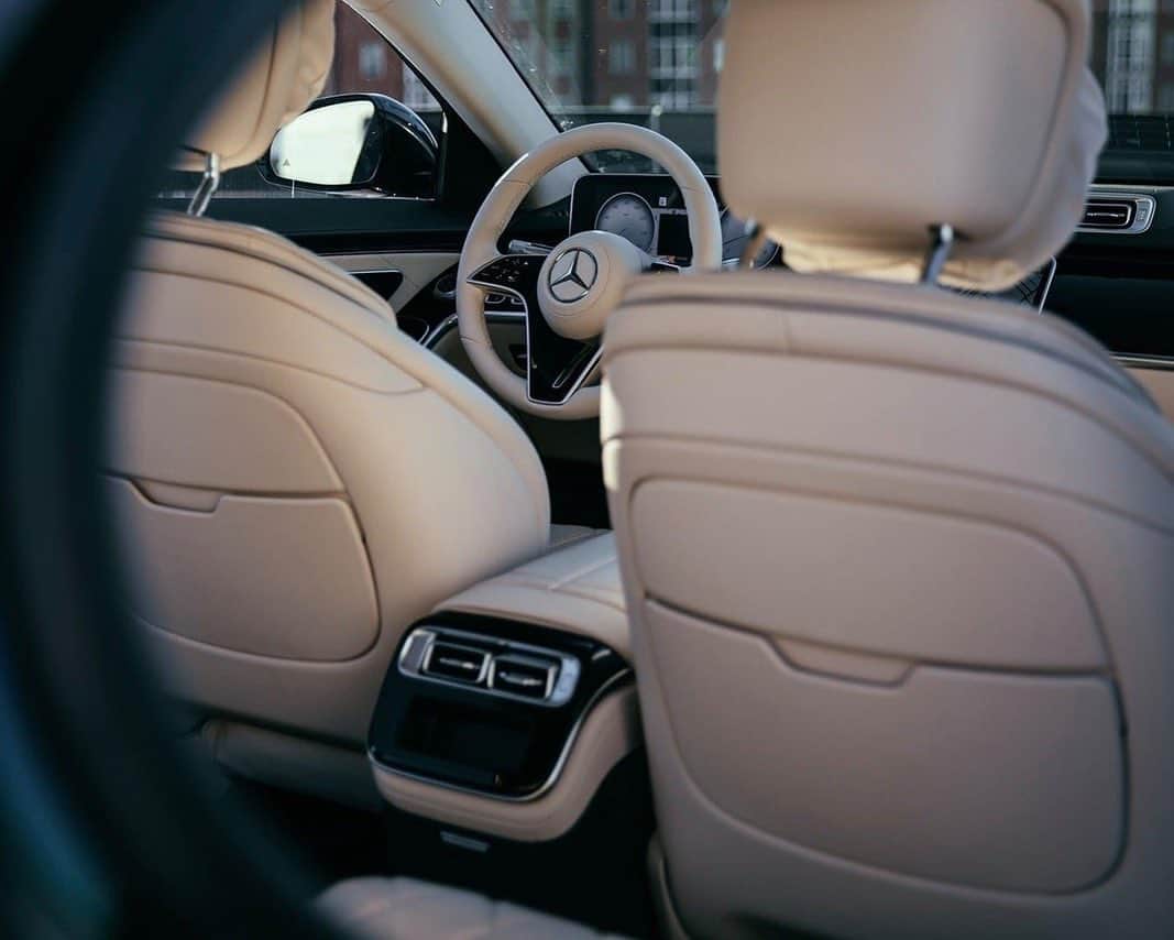 メルセデス・ベンツさんのインスタグラム写真 - (メルセデス・ベンツInstagram)「It cares for you. Work in comfort and enjoy the journey. Its spacious and elegant interior makes the new S‑Class your ideal companion.  📷  via @mercedesbenzusa  #MercedesBenz #Sclass #NewSClass」12月7日 16時05分 - mercedesbenz