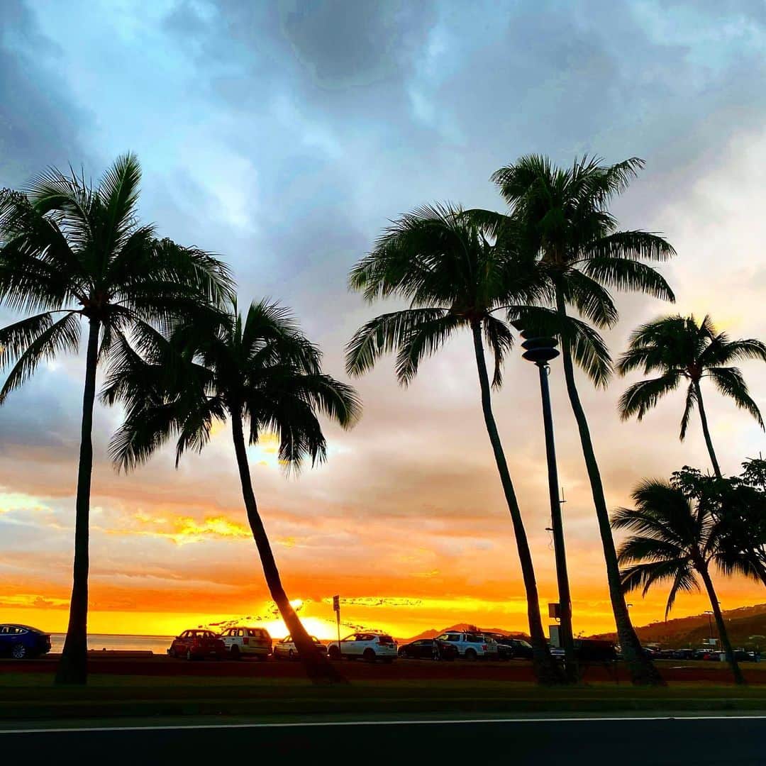 マキ・コニクソンさんのインスタグラム写真 - (マキ・コニクソンInstagram)「今日の夕日のおすそ分け！ ハワイカイの空は黄色からオレンジ色の グラデーションがとっても綺麗でした！✨✨  お休みなさい... Sweet Dreams 🌙  #エアハワイ🌺  #ハワイのおすそ分け🤙🏼」12月7日 15時58分 - makikonikson