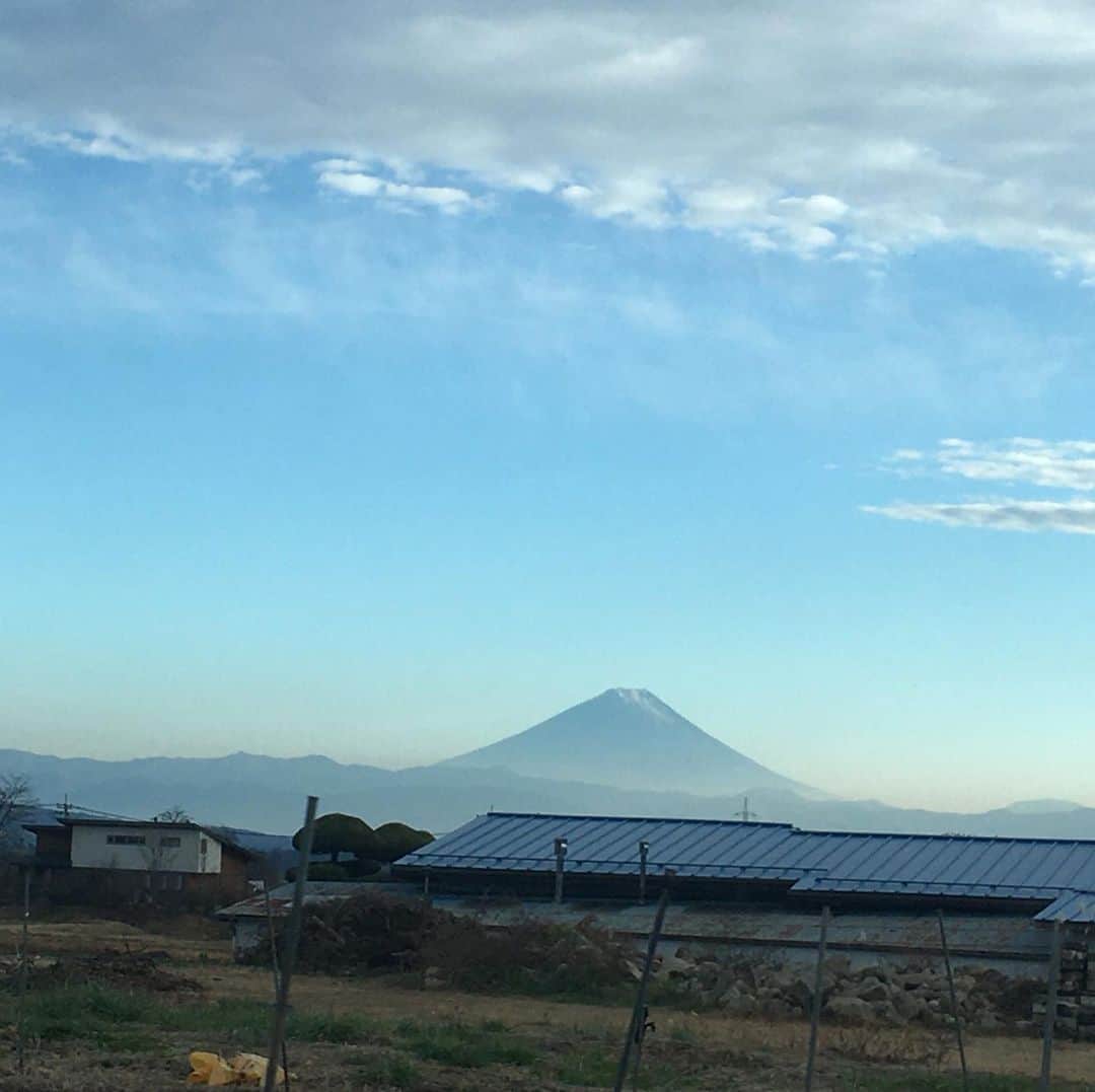 ティ・カトウさんのインスタグラム写真 - (ティ・カトウInstagram)「ティの山梨見聞録　その57 「須玉町から見える富士山」 北杜市の小渕沢というところに住んでいますが、南に進んで須玉あたりで富士山がはっきり見えることが多いですねえ。  #ティの山梨見聞録 #今日の富士山」12月7日 15時59分 - tea_kato