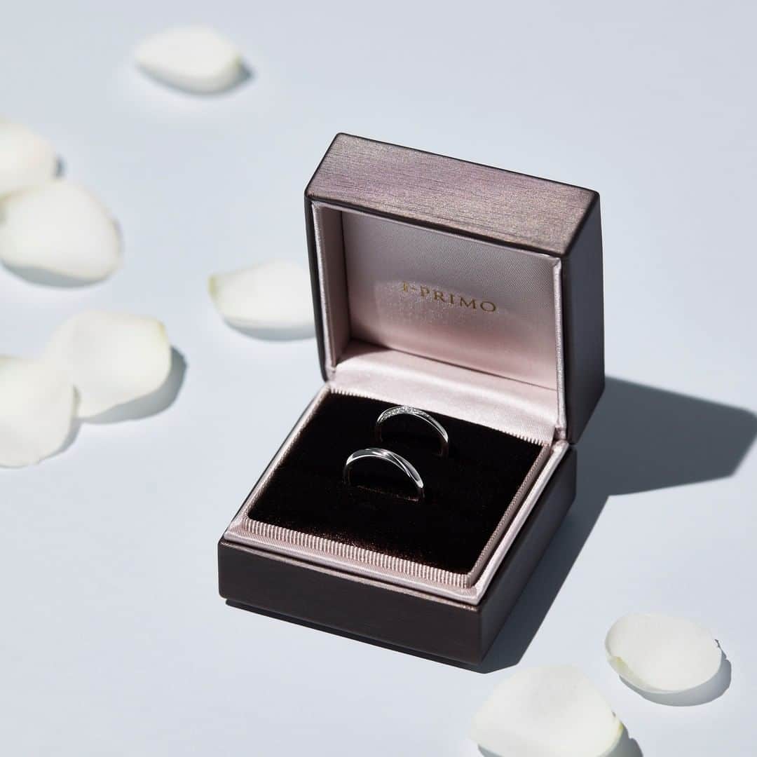 婚約・結婚指輪のI-PRIMO（アイプリモ）公式アカウントさんのインスタグラム写真 - (婚約・結婚指輪のI-PRIMO（アイプリモ）公式アカウントInstagram)「働き方や人との関わり方、すべてが大きく変わった2020年。この激動は、それでも変わらないもの、これまで以上に大切にすべきことに気づかせてくれた。誰もが忘れられない年となった、2020年のイヤーモデルが「ヘラクレス」。  勇敢な英雄の名を冠したマリッジリングは、“強さ・やさしさ・知性”を繊細にデザインした傑作。リングに使われているのは、高品質の証である「ハート＆キューピッド」が現れるダイヤモンドだけ。  そして、ふたつのリングを並べると、対照的な斜めラインのデザインが溶け合って、1本の線になるという運命の調和。その様子は、別々の人生を歩んできたふたりが、ひとつになって、これから刻んでいく、新しく美しい道の象徴だ。  結婚指輪：ヘラクレス #アイプリモ_ヘラクレス  プロフィールのリンクからHPをご覧いただけます。 →@iprimo_official  #結婚指輪 #婚約指輪 #マリッジリング #ブライダルジュエリー #エタニティリング #エンゲージリング #marriagering #bridaljewelry #engagementring #結婚指輪選び #婚約指輪選び #結婚指輪探し #婚約指輪探し #iprimo #アイプリモ #プレ花嫁 #結婚式準備 #花嫁 #結婚準備 #marry花嫁 #プロポーズ #ダイヤモンド #花嫁準備」12月7日 16時00分 - iprimo_official