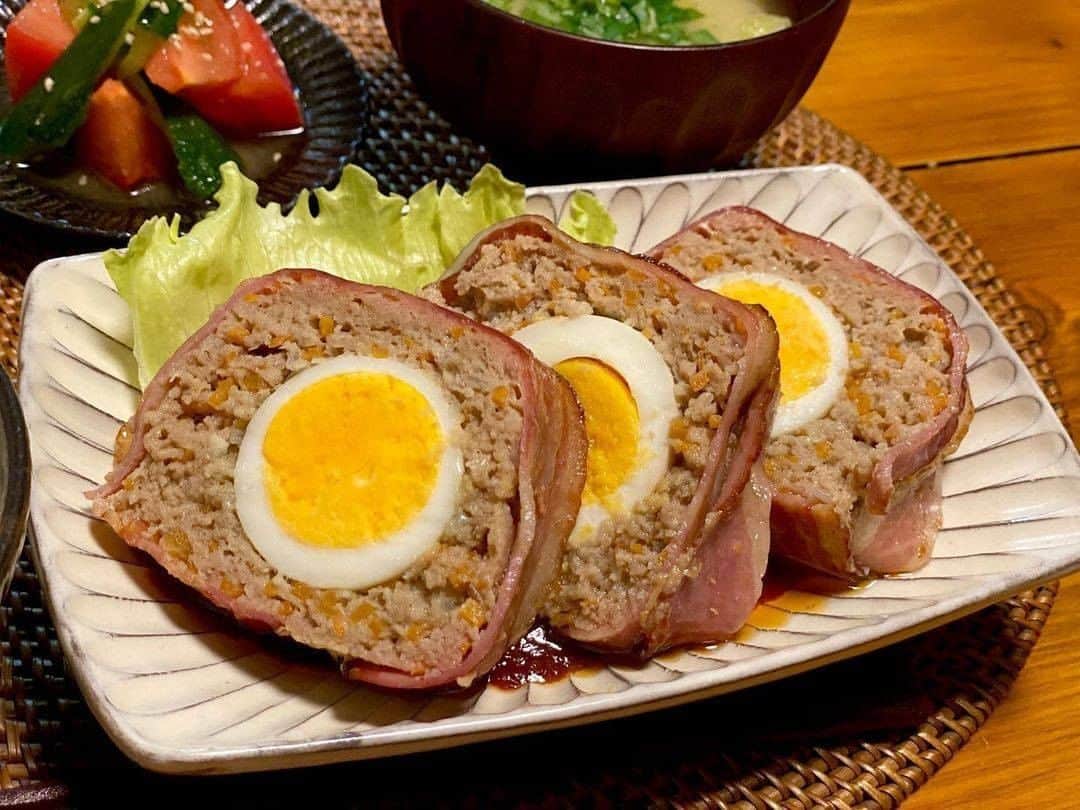 TESCOMshinku_officialのインスタグラム：「【レシピ付き♪】 本日おススメするオーブン料理は「ミートローフ」です♪ ・ 卵が入ったボリュームたっぷりのミートローフは、ごはんのおかずにも◎😋 ベーコンを巻くことでさらに旨味がアップします！ 豪華な見た目でおもてなしにもぴったりですね✨ ・ こちらの素敵なお写真は @miyuu_sk さんの一枚です。 今回は @miyuu_sk さんのレシピを教えていただきました！ぜひ参考にしてみてください✨ ・・・ 〈レシピ〉2人分 【材料】 ・ベーコン ・合い挽き肉　300g ・牛乳　大さじ3 ・卵　1個 ・パン粉　1/2カップ ・塩コショウ　少々 ・ナツメグ　お好みで ・玉ねぎ　1/2個 ・人参　1/2個 ・バター　10g ・ゆで卵　3個  ☆ソース ・ケチャップ　大さじ５ ・ウスターソース　大さじ２ ・砂糖　小さじ１  【下準備】 ・挽き肉とソース以外の調味料をボウルにいれます。 ・玉ねぎと人参はみじん切りにしておきます。 ・ゆで卵を作っておきます。  【調理手順】 ①人参と玉ねぎをしんなりするまでバターで炒めます。 ・ ②挽肉と、粗熱の取れた①を混ぜ、粘り気がでて白くなるまでコネます。 ・ ③型を用意し、ベーコンを敷き詰めます。 ・ ④挽き肉を1/3いれ、殻を剥いたゆで卵を並べます。 ・ ⑤さらにその上に隙間がなくなるまで挽き肉を詰めたら、上にもベーコンを被せます。 ・ ⑥型よりも大きな耐熱容器に乗せ、200℃に余熱したオーブンで30分加熱します。 ・ ⑦型から出し、耐熱容器の上に乗せたらもう一度オーブンへ入れ、10分加熱したら完成です！ ※ベーコンをパリッと焼くために型から外して再加熱します。 ※この時溢れた肉汁はソースに使用するため、フライパンにいれてください。  【ソースの調理手順】 ①ミートローフを焼いたときに溢れた肉汁をフライパンに入れておきます。 ・ ②ソースの材料を加え、ひと煮立ちさせてら完成です！ ・・・ --------------------------------------------------- TESCOMキッチンの公式アカウントです✨ 毎日の暮らしをもっと楽しく、便利にするお役立ち情報を発信していきます♪  人気商品の低温コンベクションオーブンTSF601はテスコム公式ONLINE SHOPで購入可能！詳しくはプロフィールのURLをチェック !  TESCOM製品を使ってお料理した際は、#テスコムキッチン をつけてぜひ投稿してみてくださいね！ 皆様の素敵なお写真をご紹介させていただきます✨  --------------------------------------------------- #TESCOM #調理器具 #家電 #おしゃれ家電 #料理男子 #料理女子 #おうち時間 #おうちで過ごそう #おうちごはん #家庭料理 #クッキングラム #デリスタグラム #料理記録 #料理好きな人と繋がりたい #時短レシピ #晩ごはん #手料理 #手作りご飯 #簡単レシピ #よるごはん #オーブン料理 #グリル #オーブン焼き #おうちごはん部 #ミートローフ #ミートローフレシピ #挽肉レシピ #お肉料理 #おかずレシピ」