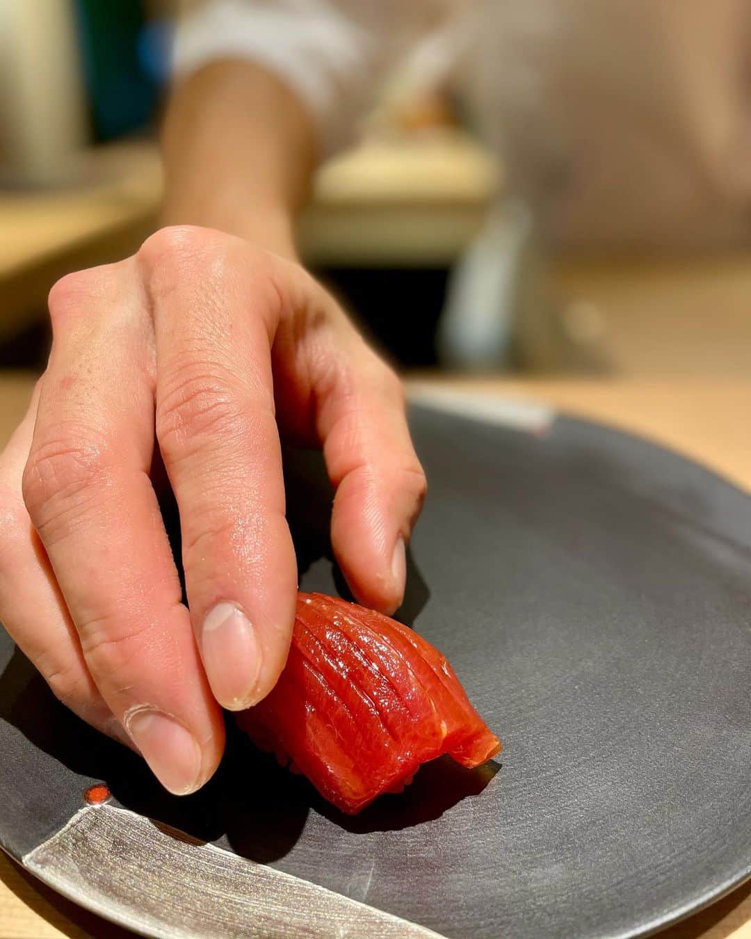 mimiさんのインスタグラム写真 - (mimiInstagram)「楽しみにしていた お寿司屋さん🍣 大宮にある寿司 六花へ☺️💓  大将はミシュラン店出身✨ おまかせ握りの上コースをいただきました❣️  ☑︎松茸1番出汁をいただいて コースがスタート💓  ☑︎前菜をいただき （雲丹とクリームチーズのモナカ美味しかった🥺❣️） ☑︎お刺身は脂の乗った弾力のある肉厚鰤と歯応えある平貝✨  そして握りへ🍣 ☑︎1番最初の握りが中トロ。 お腹が空いてる状態での中トロ 本当最高🤤❤️  ☑︎スミイカ　昆布のお塩とカラスミ ☑︎ヒラメ ☑︎アジ ☑︎イサキ ☑︎カマス炙り  アジ、本当に美味しかった🥺 すり潰した九条ネギがアクセント✨ カマス炙りも風味から幸せを感じられる。  ☑︎銀鱈の煮付け 優しい甘みと銀鱈の旨味、たまらない🥺  ☑︎ホッキ貝 ☑︎漬け赤身マグロ 鮮度の高い鮪。柚子の香りがアクセント。これはさっぱり美味しすぎる❣️  ☑︎いくらのダシ醤油漬け 大粒いくらにキャビアと金粉を。 贅沢すぎる。 食べた瞬間もため息が出る美味しさ。  ☑︎雲丹の手巻き 雲丹たっぷり。 甘み全開の文句なしの極上雲丹🥺💕  ☑︎蟹の茶碗蒸し をいただきほっこり落ち着いた所で  ☑︎大トローーーーー🤤🤤🤤🤤 とろける🥺ブワーっとなくなる🥺💓幸せすぎる🤤  ☑︎アナゴ ふわふわ甘みのある穴子に柚子の香りが絶妙🤤  ☑︎とろたく 最後の細巻はとろたく🥺 とろたく好きとしては嬉しすぎる✨ お隣の玉子はスイーツのような甘さたっぷりの玉子焼き❣️  ☑︎赤出汁味噌汁 ☑︎みかんとシャンパンのゼリー  最後まで満足感たっぷりのコース。 全て美味すぎて ２４品パクパクといただき お腹いっぱい🤤💕  シャリは大好きな赤酢で固め✨ シャリや山葵の好み量もしっかり聞いてくれるところ、ありがたい☺️  お気に入りのお寿司屋さんになりました💓 ・ #六花 #大宮寿司六花 #大宮 #大宮グルメ #大宮ランチ #寿司六花 #大宮南銀 #大宮寿司 #大宮ディナー #埼玉寿司 #ミシュラン #お気に入りのお寿司屋さん #埼玉グルメ #関東グルメ #内緒にしたいお店 #グルメ好きな人と繋がりたい #インスタ探検隊 #たべすたぐらむ #インスタグルメ #インスタグルメアワード2020 #グルメ部 #グルジョ #mimiディナー #贅沢の極み #寿司好きな人と繋がりたい #お寿司が好き #カウンター寿司 ウーミーpr Support By woomy」12月7日 16時14分 - chan.mi3