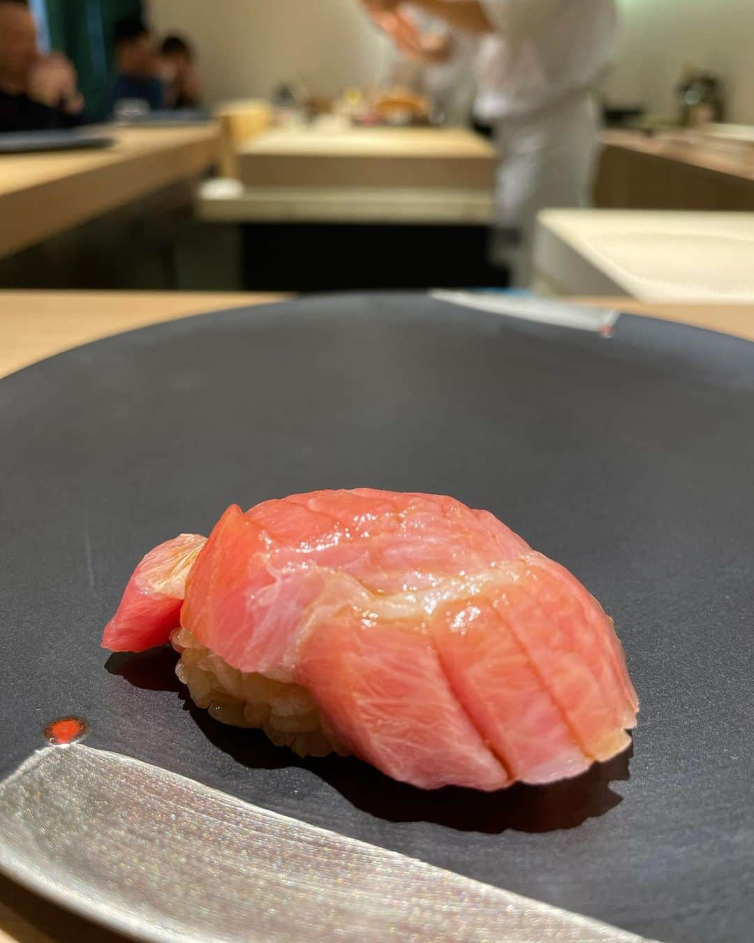 mimiさんのインスタグラム写真 - (mimiInstagram)「楽しみにしていた お寿司屋さん🍣 大宮にある寿司 六花へ☺️💓  大将はミシュラン店出身✨ おまかせ握りの上コースをいただきました❣️  ☑︎松茸1番出汁をいただいて コースがスタート💓  ☑︎前菜をいただき （雲丹とクリームチーズのモナカ美味しかった🥺❣️） ☑︎お刺身は脂の乗った弾力のある肉厚鰤と歯応えある平貝✨  そして握りへ🍣 ☑︎1番最初の握りが中トロ。 お腹が空いてる状態での中トロ 本当最高🤤❤️  ☑︎スミイカ　昆布のお塩とカラスミ ☑︎ヒラメ ☑︎アジ ☑︎イサキ ☑︎カマス炙り  アジ、本当に美味しかった🥺 すり潰した九条ネギがアクセント✨ カマス炙りも風味から幸せを感じられる。  ☑︎銀鱈の煮付け 優しい甘みと銀鱈の旨味、たまらない🥺  ☑︎ホッキ貝 ☑︎漬け赤身マグロ 鮮度の高い鮪。柚子の香りがアクセント。これはさっぱり美味しすぎる❣️  ☑︎いくらのダシ醤油漬け 大粒いくらにキャビアと金粉を。 贅沢すぎる。 食べた瞬間もため息が出る美味しさ。  ☑︎雲丹の手巻き 雲丹たっぷり。 甘み全開の文句なしの極上雲丹🥺💕  ☑︎蟹の茶碗蒸し をいただきほっこり落ち着いた所で  ☑︎大トローーーーー🤤🤤🤤🤤 とろける🥺ブワーっとなくなる🥺💓幸せすぎる🤤  ☑︎アナゴ ふわふわ甘みのある穴子に柚子の香りが絶妙🤤  ☑︎とろたく 最後の細巻はとろたく🥺 とろたく好きとしては嬉しすぎる✨ お隣の玉子はスイーツのような甘さたっぷりの玉子焼き❣️  ☑︎赤出汁味噌汁 ☑︎みかんとシャンパンのゼリー  最後まで満足感たっぷりのコース。 全て美味すぎて ２４品パクパクといただき お腹いっぱい🤤💕  シャリは大好きな赤酢で固め✨ シャリや山葵の好み量もしっかり聞いてくれるところ、ありがたい☺️  お気に入りのお寿司屋さんになりました💓 ・ #六花 #大宮寿司六花 #大宮 #大宮グルメ #大宮ランチ #寿司六花 #大宮南銀 #大宮寿司 #大宮ディナー #埼玉寿司 #ミシュラン #お気に入りのお寿司屋さん #埼玉グルメ #関東グルメ #内緒にしたいお店 #グルメ好きな人と繋がりたい #インスタ探検隊 #たべすたぐらむ #インスタグルメ #インスタグルメアワード2020 #グルメ部 #グルジョ #mimiディナー #贅沢の極み #寿司好きな人と繋がりたい #お寿司が好き #カウンター寿司 ウーミーpr Support By woomy」12月7日 16時14分 - chan.mi3