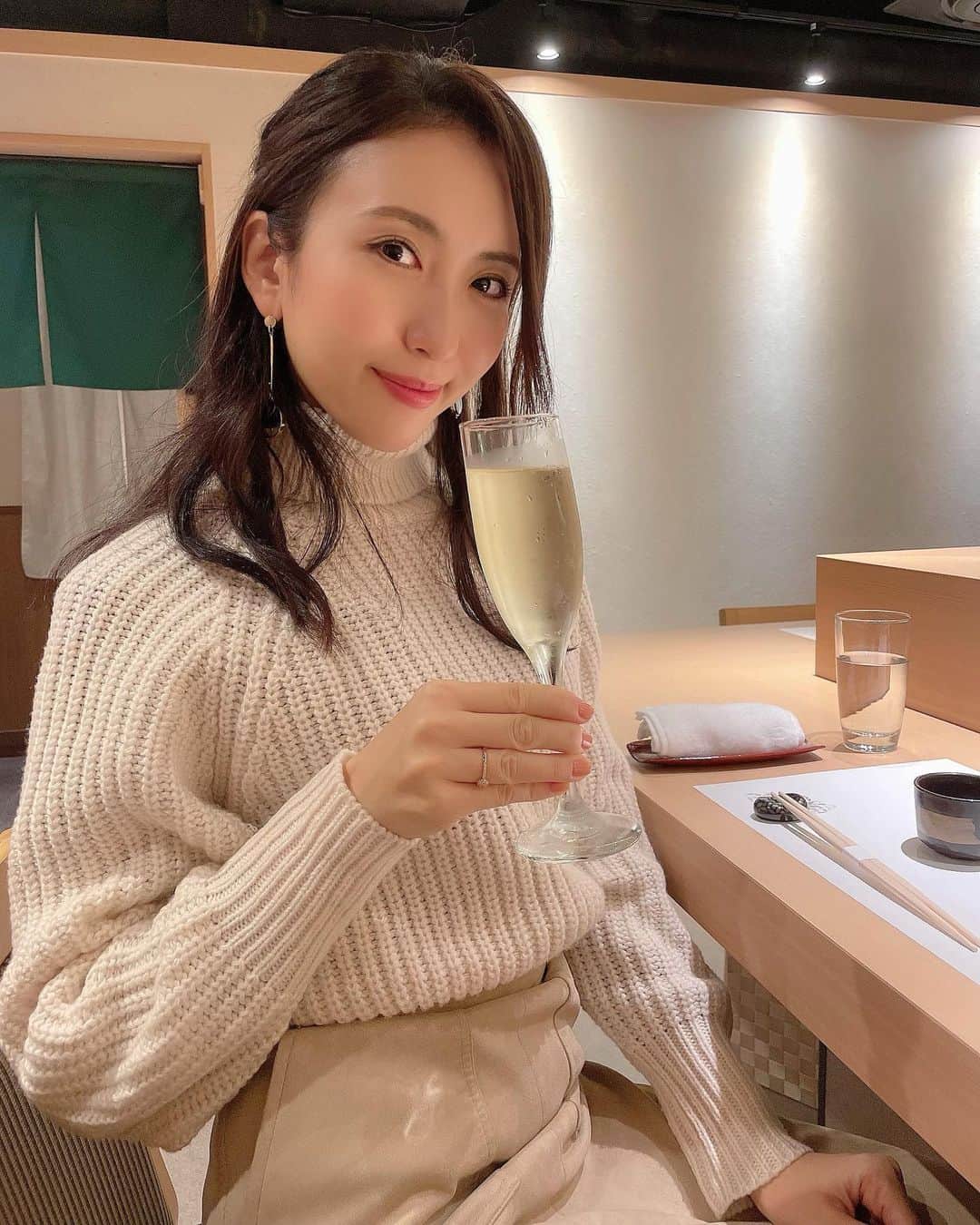 mimiさんのインスタグラム写真 - (mimiInstagram)「楽しみにしていた お寿司屋さん🍣 大宮にある寿司 六花へ☺️💓  大将はミシュラン店出身✨ おまかせ握りの上コースをいただきました❣️  ☑︎松茸1番出汁をいただいて コースがスタート💓  ☑︎前菜をいただき （雲丹とクリームチーズのモナカ美味しかった🥺❣️） ☑︎お刺身は脂の乗った弾力のある肉厚鰤と歯応えある平貝✨  そして握りへ🍣 ☑︎1番最初の握りが中トロ。 お腹が空いてる状態での中トロ 本当最高🤤❤️  ☑︎スミイカ　昆布のお塩とカラスミ ☑︎ヒラメ ☑︎アジ ☑︎イサキ ☑︎カマス炙り  アジ、本当に美味しかった🥺 すり潰した九条ネギがアクセント✨ カマス炙りも風味から幸せを感じられる。  ☑︎銀鱈の煮付け 優しい甘みと銀鱈の旨味、たまらない🥺  ☑︎ホッキ貝 ☑︎漬け赤身マグロ 鮮度の高い鮪。柚子の香りがアクセント。これはさっぱり美味しすぎる❣️  ☑︎いくらのダシ醤油漬け 大粒いくらにキャビアと金粉を。 贅沢すぎる。 食べた瞬間もため息が出る美味しさ。  ☑︎雲丹の手巻き 雲丹たっぷり。 甘み全開の文句なしの極上雲丹🥺💕  ☑︎蟹の茶碗蒸し をいただきほっこり落ち着いた所で  ☑︎大トローーーーー🤤🤤🤤🤤 とろける🥺ブワーっとなくなる🥺💓幸せすぎる🤤  ☑︎アナゴ ふわふわ甘みのある穴子に柚子の香りが絶妙🤤  ☑︎とろたく 最後の細巻はとろたく🥺 とろたく好きとしては嬉しすぎる✨ お隣の玉子はスイーツのような甘さたっぷりの玉子焼き❣️  ☑︎赤出汁味噌汁 ☑︎みかんとシャンパンのゼリー  最後まで満足感たっぷりのコース。 全て美味すぎて ２４品パクパクといただき お腹いっぱい🤤💕  シャリは大好きな赤酢で固め✨ シャリや山葵の好み量もしっかり聞いてくれるところ、ありがたい☺️  お気に入りのお寿司屋さんになりました💓 ・ #六花 #大宮寿司六花 #大宮 #大宮グルメ #大宮ランチ #寿司六花 #大宮南銀 #大宮寿司 #大宮ディナー #埼玉寿司 #ミシュラン #お気に入りのお寿司屋さん #埼玉グルメ #関東グルメ #内緒にしたいお店 #グルメ好きな人と繋がりたい #インスタ探検隊 #たべすたぐらむ #インスタグルメ #インスタグルメアワード2020 #グルメ部 #グルジョ #mimiディナー #贅沢の極み #寿司好きな人と繋がりたい #お寿司が好き #カウンター寿司 ウーミーpr Support By woomy」12月7日 16時14分 - chan.mi3