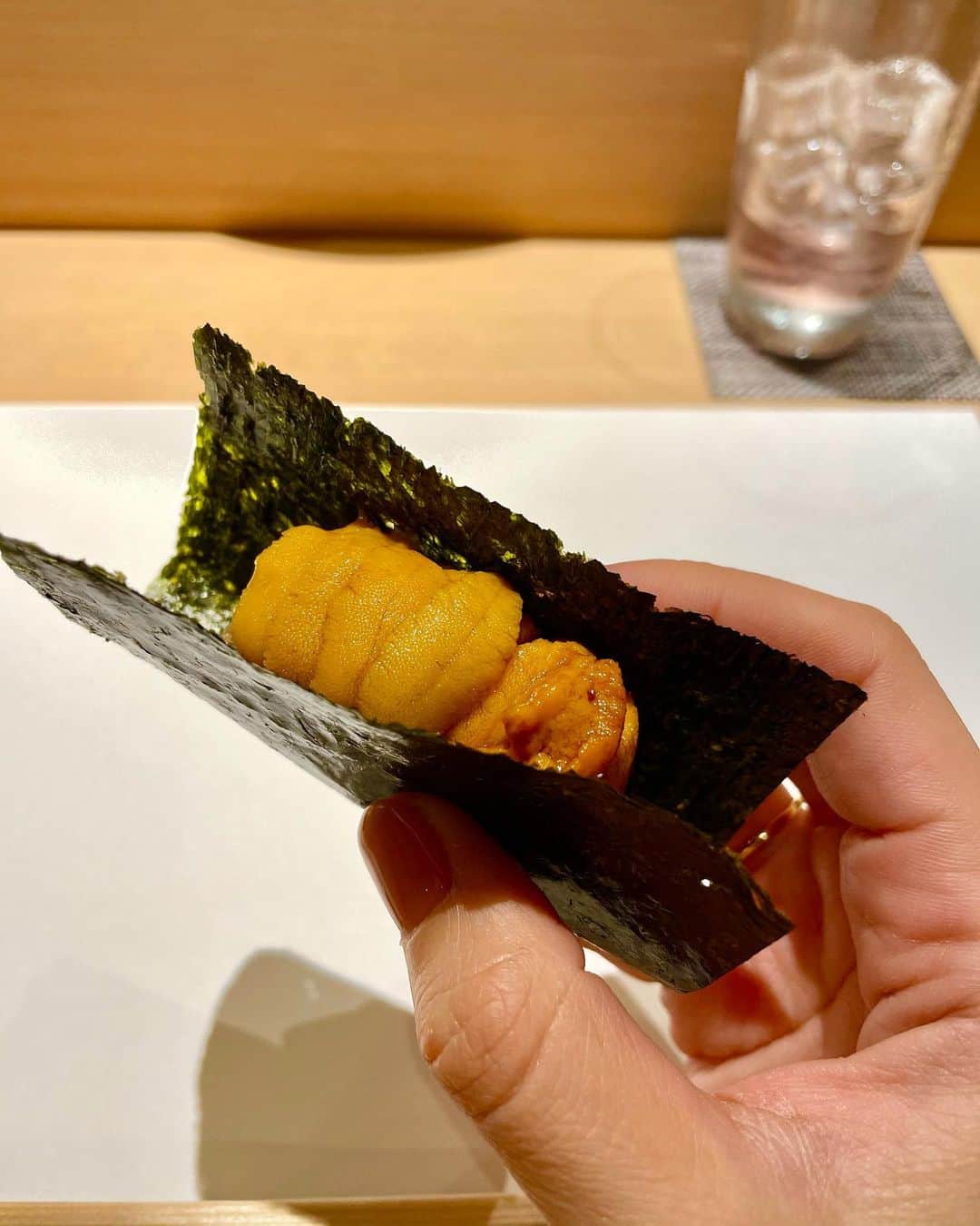 mimiさんのインスタグラム写真 - (mimiInstagram)「楽しみにしていた お寿司屋さん🍣 大宮にある寿司 六花へ☺️💓  大将はミシュラン店出身✨ おまかせ握りの上コースをいただきました❣️  ☑︎松茸1番出汁をいただいて コースがスタート💓  ☑︎前菜をいただき （雲丹とクリームチーズのモナカ美味しかった🥺❣️） ☑︎お刺身は脂の乗った弾力のある肉厚鰤と歯応えある平貝✨  そして握りへ🍣 ☑︎1番最初の握りが中トロ。 お腹が空いてる状態での中トロ 本当最高🤤❤️  ☑︎スミイカ　昆布のお塩とカラスミ ☑︎ヒラメ ☑︎アジ ☑︎イサキ ☑︎カマス炙り  アジ、本当に美味しかった🥺 すり潰した九条ネギがアクセント✨ カマス炙りも風味から幸せを感じられる。  ☑︎銀鱈の煮付け 優しい甘みと銀鱈の旨味、たまらない🥺  ☑︎ホッキ貝 ☑︎漬け赤身マグロ 鮮度の高い鮪。柚子の香りがアクセント。これはさっぱり美味しすぎる❣️  ☑︎いくらのダシ醤油漬け 大粒いくらにキャビアと金粉を。 贅沢すぎる。 食べた瞬間もため息が出る美味しさ。  ☑︎雲丹の手巻き 雲丹たっぷり。 甘み全開の文句なしの極上雲丹🥺💕  ☑︎蟹の茶碗蒸し をいただきほっこり落ち着いた所で  ☑︎大トローーーーー🤤🤤🤤🤤 とろける🥺ブワーっとなくなる🥺💓幸せすぎる🤤  ☑︎アナゴ ふわふわ甘みのある穴子に柚子の香りが絶妙🤤  ☑︎とろたく 最後の細巻はとろたく🥺 とろたく好きとしては嬉しすぎる✨ お隣の玉子はスイーツのような甘さたっぷりの玉子焼き❣️  ☑︎赤出汁味噌汁 ☑︎みかんとシャンパンのゼリー  最後まで満足感たっぷりのコース。 全て美味すぎて ２４品パクパクといただき お腹いっぱい🤤💕  シャリは大好きな赤酢で固め✨ シャリや山葵の好み量もしっかり聞いてくれるところ、ありがたい☺️  お気に入りのお寿司屋さんになりました💓 ・ #六花 #大宮寿司六花 #大宮 #大宮グルメ #大宮ランチ #寿司六花 #大宮南銀 #大宮寿司 #大宮ディナー #埼玉寿司 #ミシュラン #お気に入りのお寿司屋さん #埼玉グルメ #関東グルメ #内緒にしたいお店 #グルメ好きな人と繋がりたい #インスタ探検隊 #たべすたぐらむ #インスタグルメ #インスタグルメアワード2020 #グルメ部 #グルジョ #mimiディナー #贅沢の極み #寿司好きな人と繋がりたい #お寿司が好き #カウンター寿司 ウーミーpr Support By woomy」12月7日 16時14分 - chan.mi3