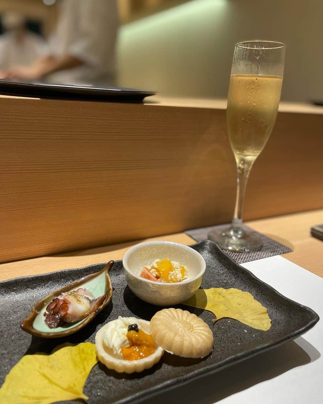 mimiさんのインスタグラム写真 - (mimiInstagram)「楽しみにしていた お寿司屋さん🍣 大宮にある寿司 六花へ☺️💓  大将はミシュラン店出身✨ おまかせ握りの上コースをいただきました❣️  ☑︎松茸1番出汁をいただいて コースがスタート💓  ☑︎前菜をいただき （雲丹とクリームチーズのモナカ美味しかった🥺❣️） ☑︎お刺身は脂の乗った弾力のある肉厚鰤と歯応えある平貝✨  そして握りへ🍣 ☑︎1番最初の握りが中トロ。 お腹が空いてる状態での中トロ 本当最高🤤❤️  ☑︎スミイカ　昆布のお塩とカラスミ ☑︎ヒラメ ☑︎アジ ☑︎イサキ ☑︎カマス炙り  アジ、本当に美味しかった🥺 すり潰した九条ネギがアクセント✨ カマス炙りも風味から幸せを感じられる。  ☑︎銀鱈の煮付け 優しい甘みと銀鱈の旨味、たまらない🥺  ☑︎ホッキ貝 ☑︎漬け赤身マグロ 鮮度の高い鮪。柚子の香りがアクセント。これはさっぱり美味しすぎる❣️  ☑︎いくらのダシ醤油漬け 大粒いくらにキャビアと金粉を。 贅沢すぎる。 食べた瞬間もため息が出る美味しさ。  ☑︎雲丹の手巻き 雲丹たっぷり。 甘み全開の文句なしの極上雲丹🥺💕  ☑︎蟹の茶碗蒸し をいただきほっこり落ち着いた所で  ☑︎大トローーーーー🤤🤤🤤🤤 とろける🥺ブワーっとなくなる🥺💓幸せすぎる🤤  ☑︎アナゴ ふわふわ甘みのある穴子に柚子の香りが絶妙🤤  ☑︎とろたく 最後の細巻はとろたく🥺 とろたく好きとしては嬉しすぎる✨ お隣の玉子はスイーツのような甘さたっぷりの玉子焼き❣️  ☑︎赤出汁味噌汁 ☑︎みかんとシャンパンのゼリー  最後まで満足感たっぷりのコース。 全て美味すぎて ２４品パクパクといただき お腹いっぱい🤤💕  シャリは大好きな赤酢で固め✨ シャリや山葵の好み量もしっかり聞いてくれるところ、ありがたい☺️  お気に入りのお寿司屋さんになりました💓 ・ #六花 #大宮寿司六花 #大宮 #大宮グルメ #大宮ランチ #寿司六花 #大宮南銀 #大宮寿司 #大宮ディナー #埼玉寿司 #ミシュラン #お気に入りのお寿司屋さん #埼玉グルメ #関東グルメ #内緒にしたいお店 #グルメ好きな人と繋がりたい #インスタ探検隊 #たべすたぐらむ #インスタグルメ #インスタグルメアワード2020 #グルメ部 #グルジョ #mimiディナー #贅沢の極み #寿司好きな人と繋がりたい #お寿司が好き #カウンター寿司 ウーミーpr Support By woomy」12月7日 16時14分 - chan.mi3